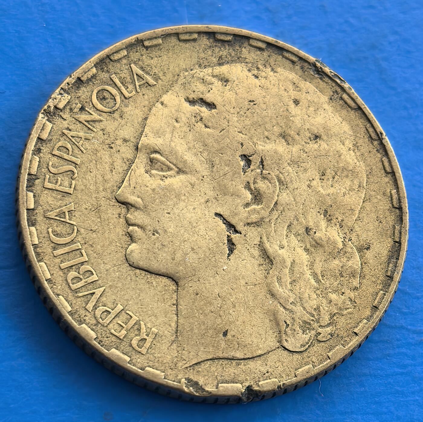 外国优质老铜币银币，周六九点倒数截拍，满百包邮，可寄存半年，喜欢朋友微信扫描二维码可直接参拍 西班牙1937年葡萄1比塞塔