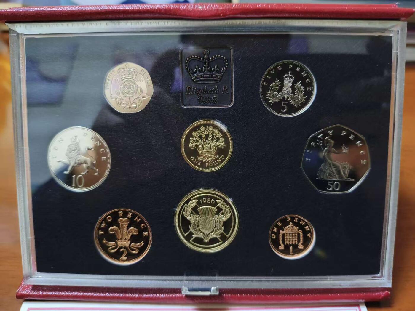 ❤️【币观天下】❤️ 第330期钱币拍卖- 2025.11.14周五晚上6点半场-长期征集拍品 英国1986年红盒奢华装PS精制套币 第一枚纯色两英镑纪念币英联邦运动会