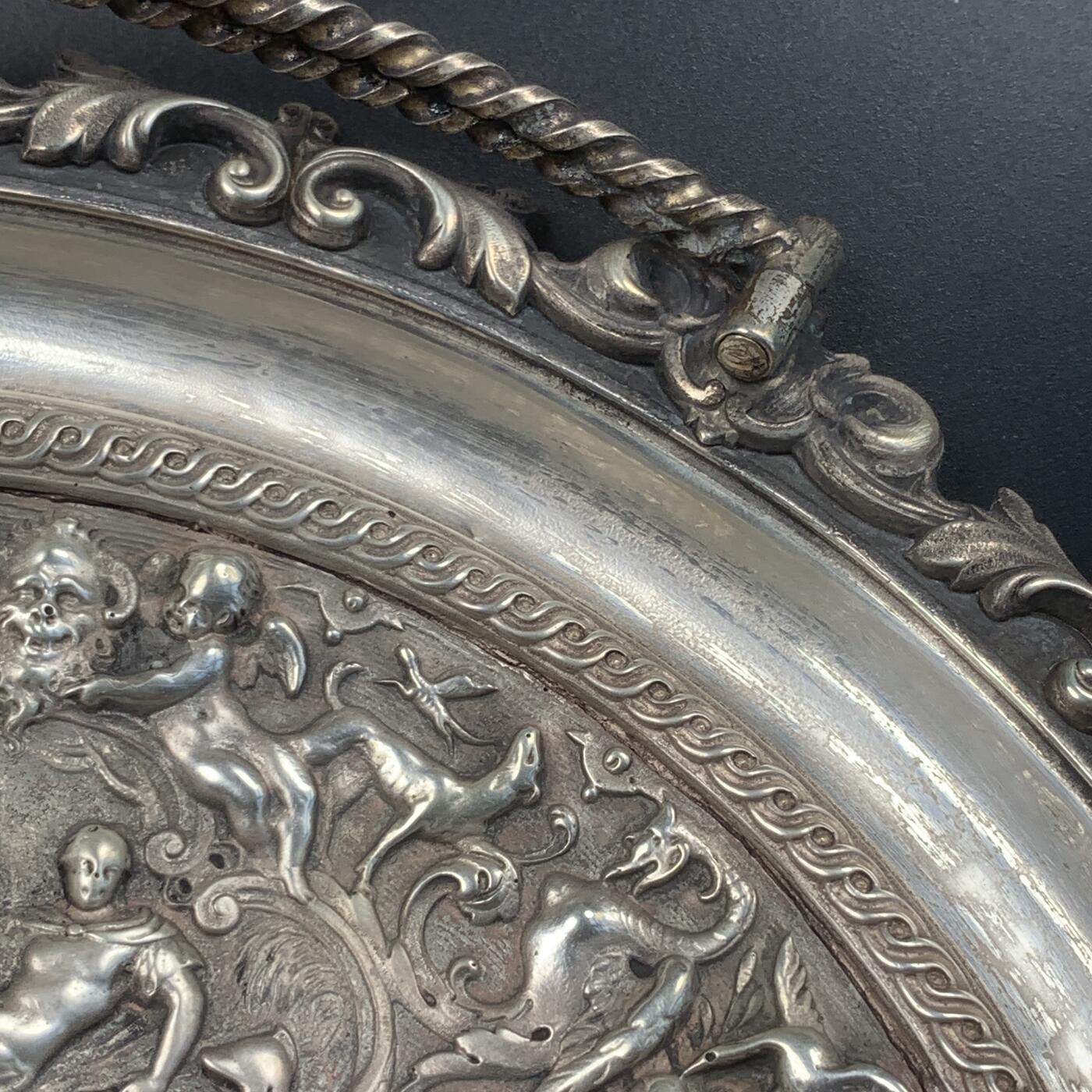 掌中浮雕-藏着的欧洲第041场 英国高浮雕镀银铜盘（带提手），从装饰风格看很可能是英国Elkington公司的产品，直径约21厘米