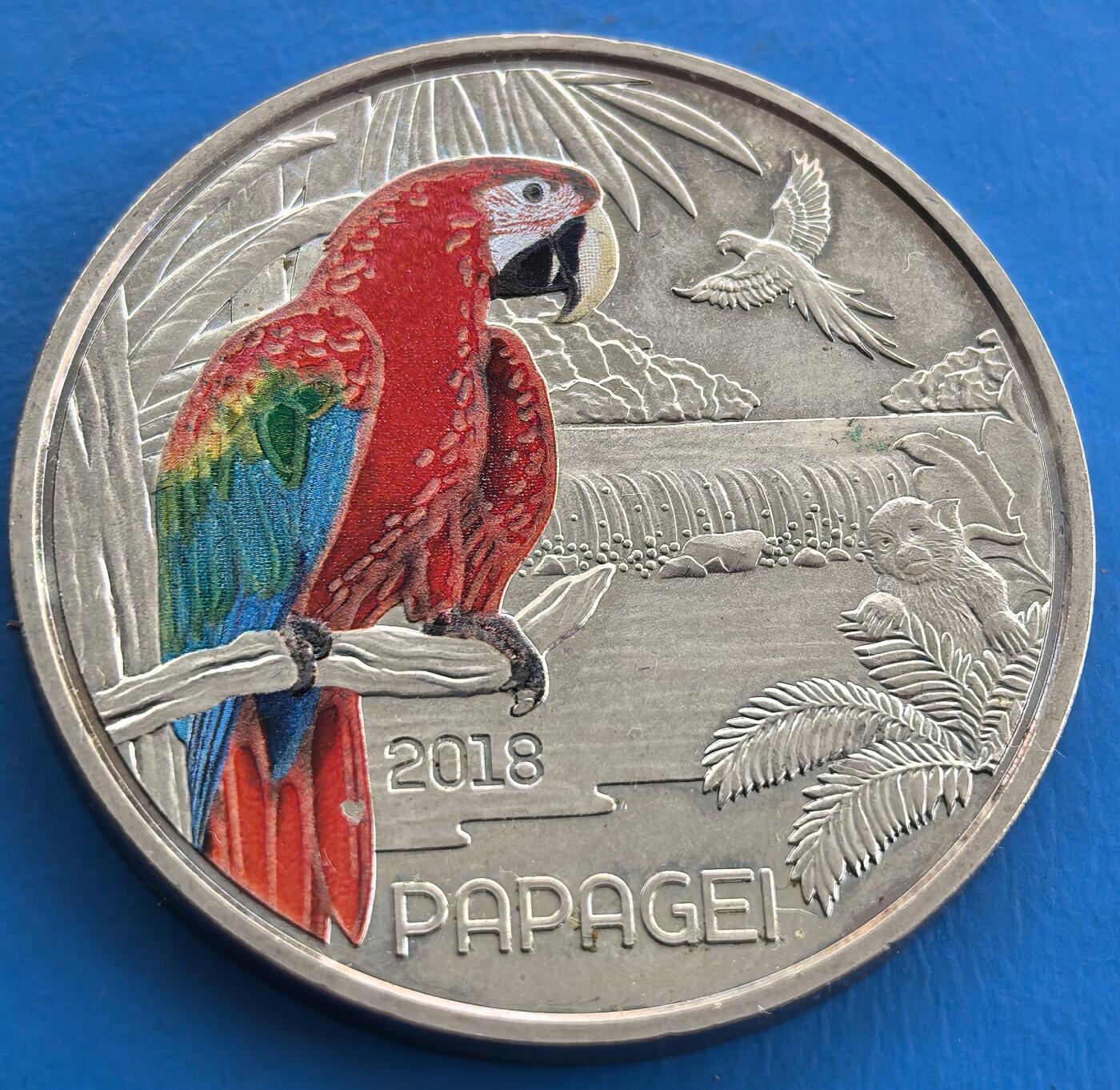 外国优质老铜币银币，周六九点倒数截拍，满百包邮，可寄存半年，喜欢朋友微信扫描二维码可直接参拍 奥地利2018年多彩夜光荧光动物系列金刚鹦鹉3欧夜光币