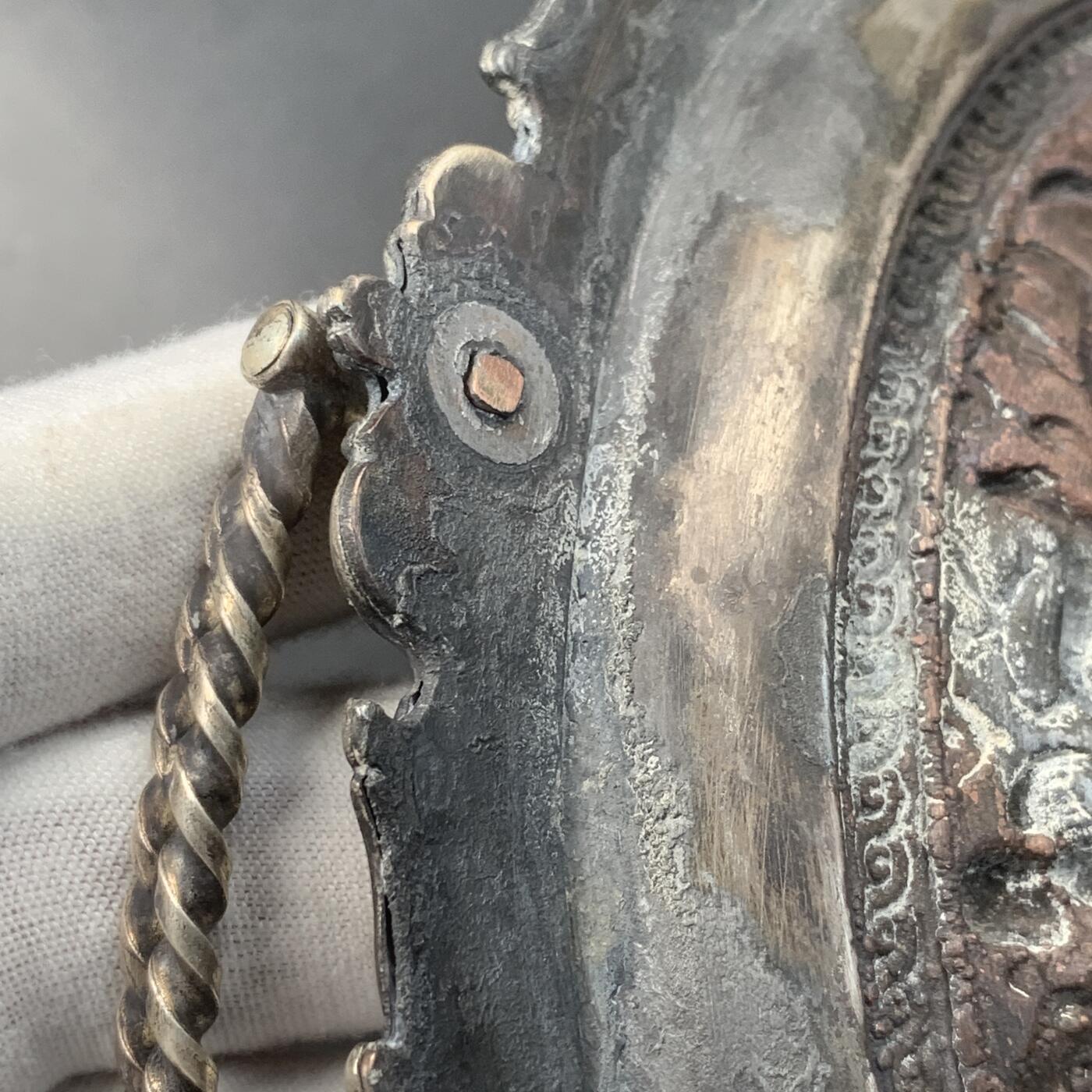 掌中浮雕-藏着的欧洲第041场 英国高浮雕镀银铜盘（带提手），从装饰风格看很可能是英国Elkington公司的产品，直径约21厘米