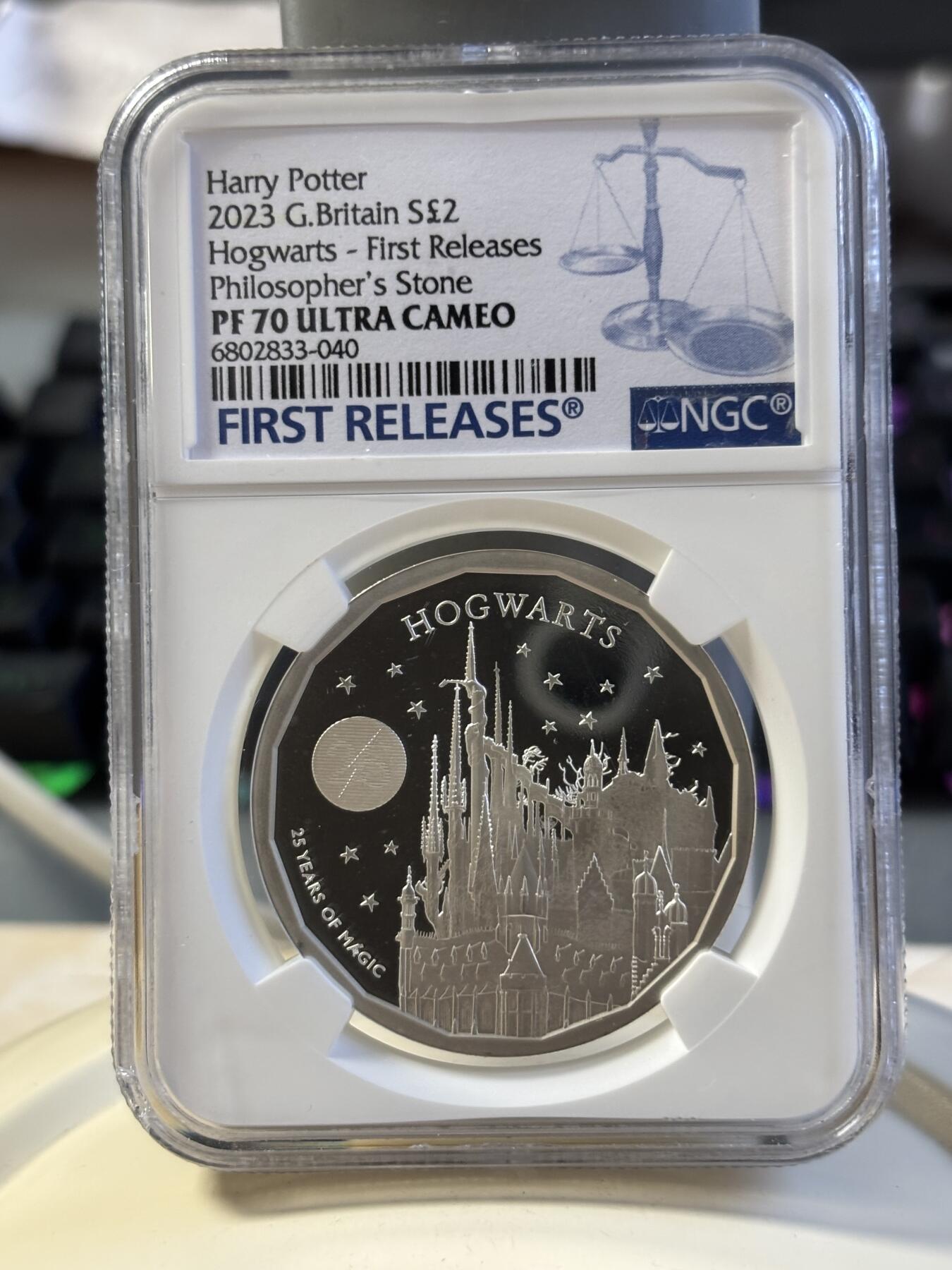 第181期拍卖 4枚套NGC-PF70英国2022年发行哈利波特25周年1哈利波特与魔法石1盎司精制银币2英镑，999银，发行量1万5千枚，盒证全。霍格沃兹特快列车精制1盎司纪念银币2英镑盒证全，999银，发行15000枚。首期NGC-PF70ULTRA CAMEO邓布利多教授1盎司精制银币2英镑，999银，，发行5000枚。霍格沃兹魔法学院1盎司纪念银币，999银，发行5000枚，评级盒有个碎口