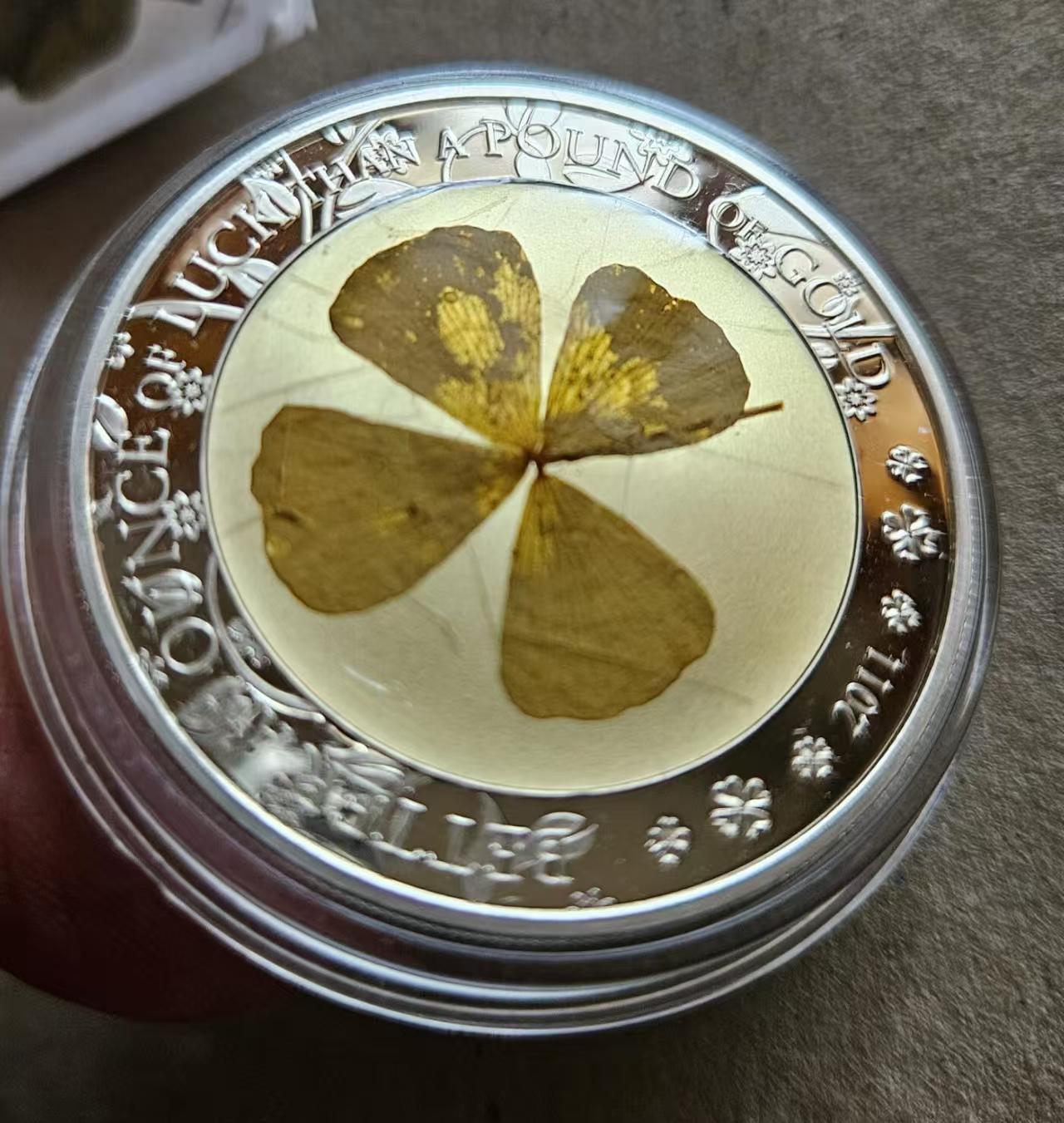❤️【币观天下】❤️ 第330期钱币拍卖- 2025.11.14周五晚上6点半场-长期征集拍品 帕劳2011年幸运四叶草1银币带证书币完好四叶草覆盖物老化底部有裂品如图