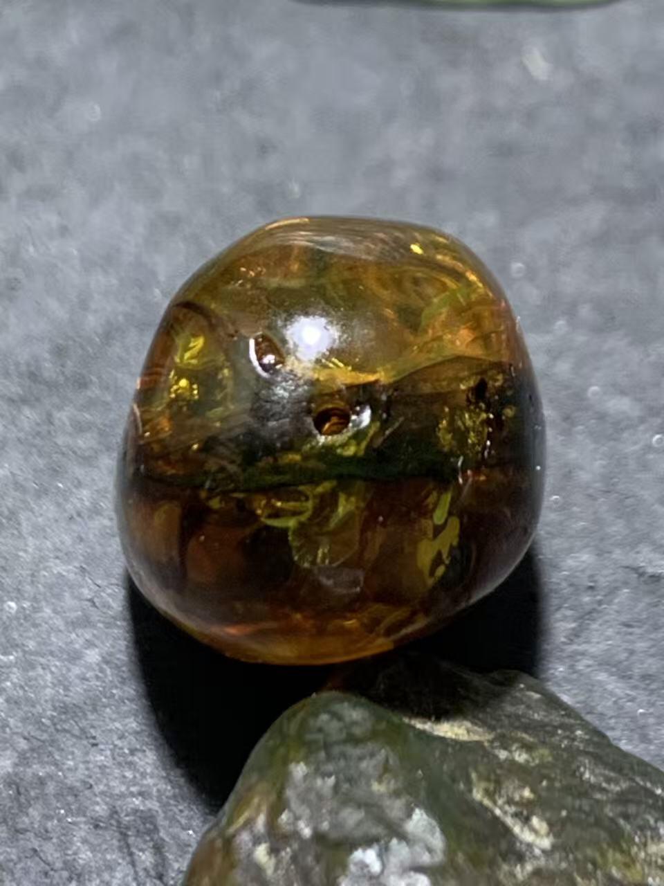 精美乌克兰花珀大随形珠一个，