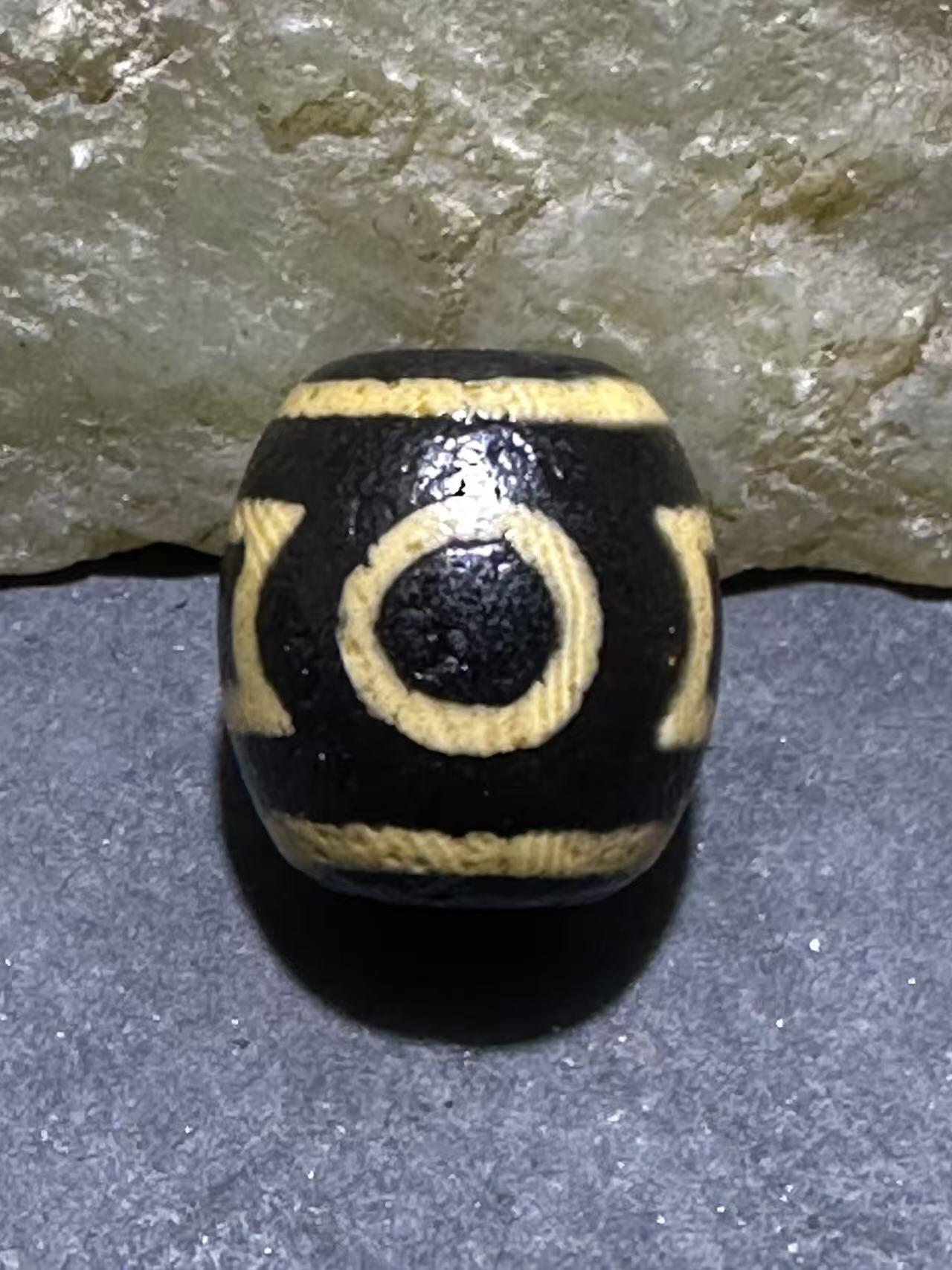 仅此一颗，精品藏传牙黄天地玛瑙天珠一颗，，