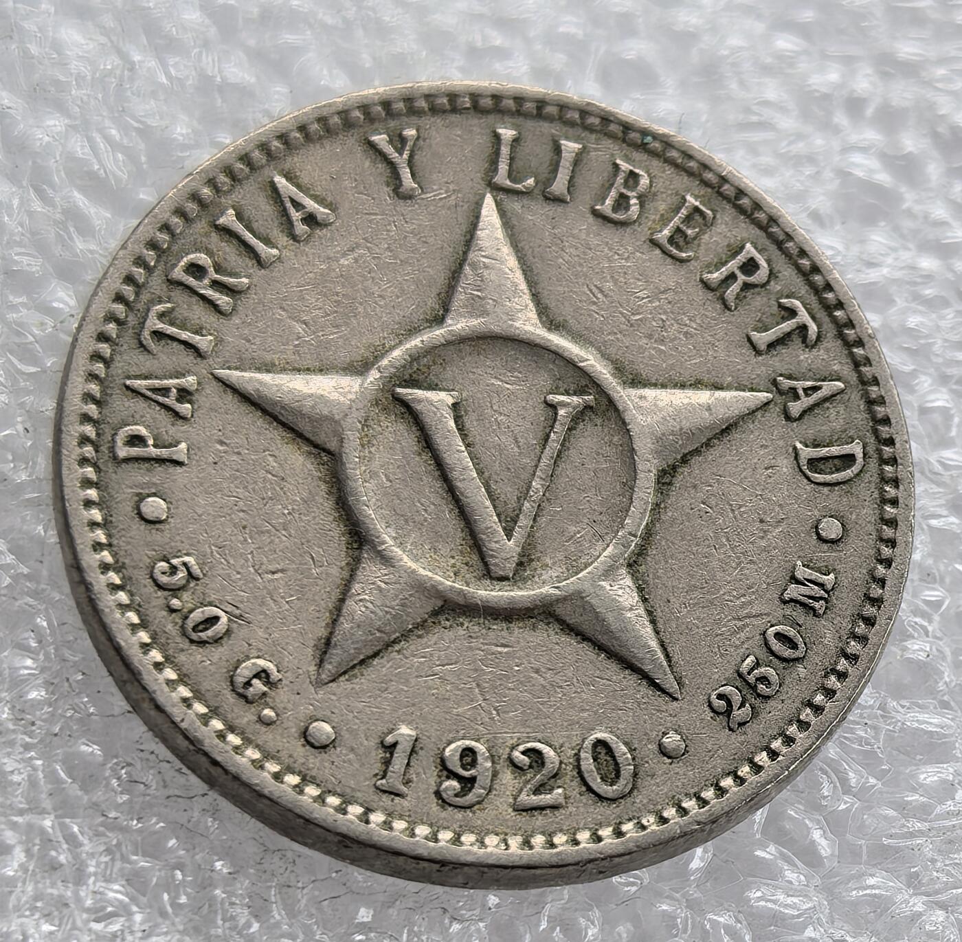 外国优质老铜币银币，周六九点倒数截拍，满百包邮，可寄存半年，喜欢朋友微信扫描二维码可直接参拍 古巴1920年五角星5分