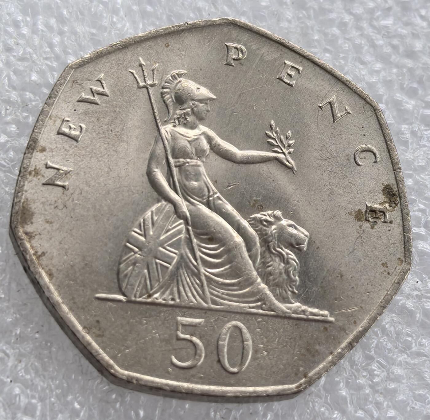 外国优质老铜币银币，周六九点倒数截拍，满百包邮，可寄存半年，喜欢朋友微信扫描二维码可直接参拍 好品英国50便士