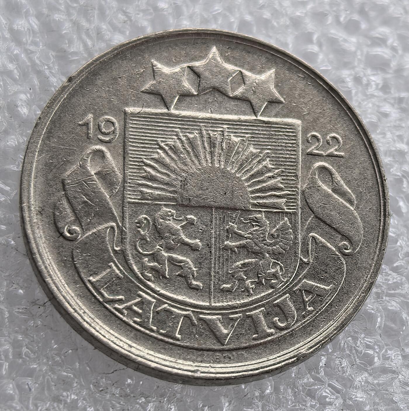 外国优质老铜币银币，周六九点倒数截拍，满百包邮，可寄存半年，喜欢朋友微信扫描二维码可直接参拍 拉脱维亚1922年20分