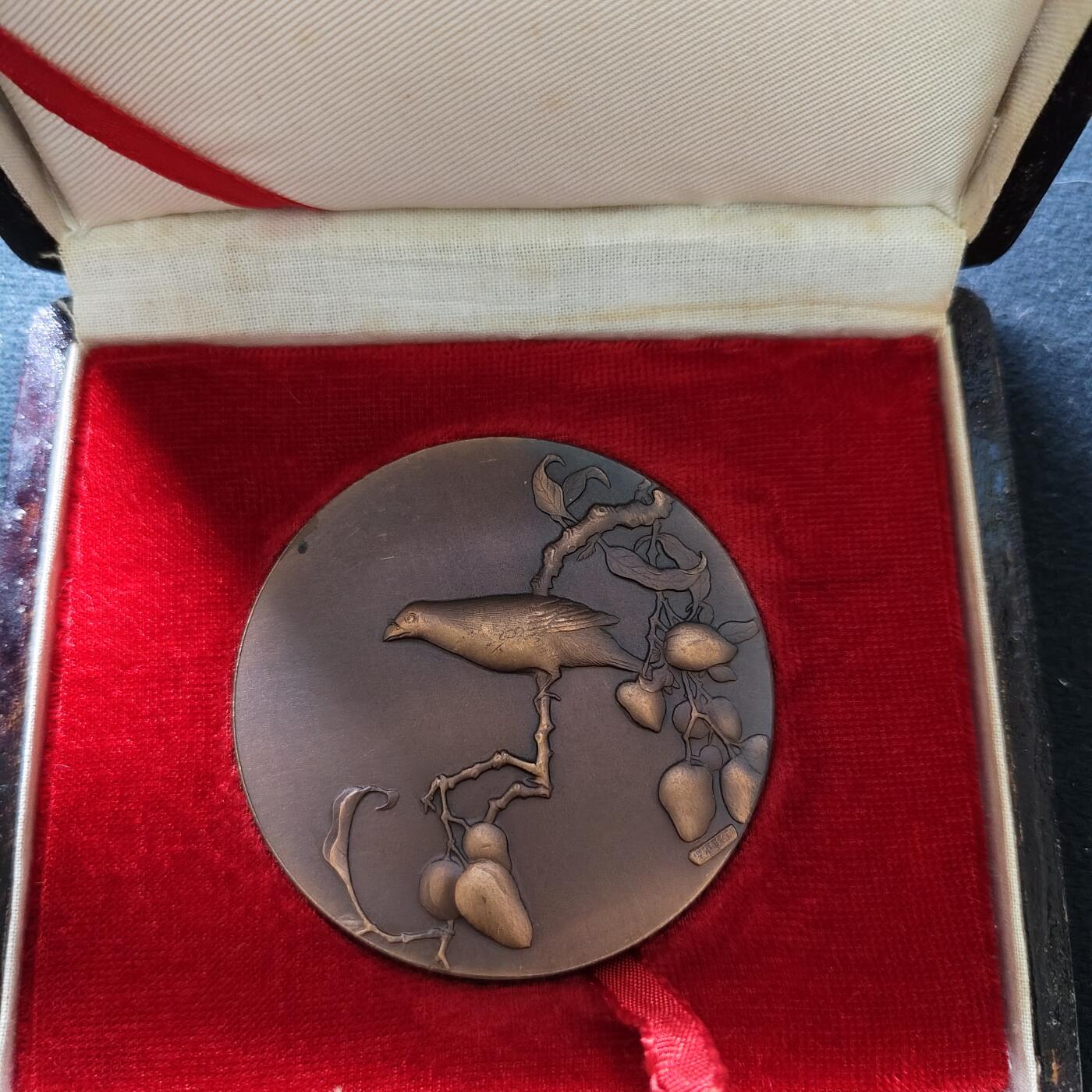 【全场包邮】纯粹捡漏拍477场（免费代拍第14场）调整中 【纪念章】上海造币厂出品宋人画选第一组南宋林椿荔枝腊嘴图60毫米大铜章-原盒