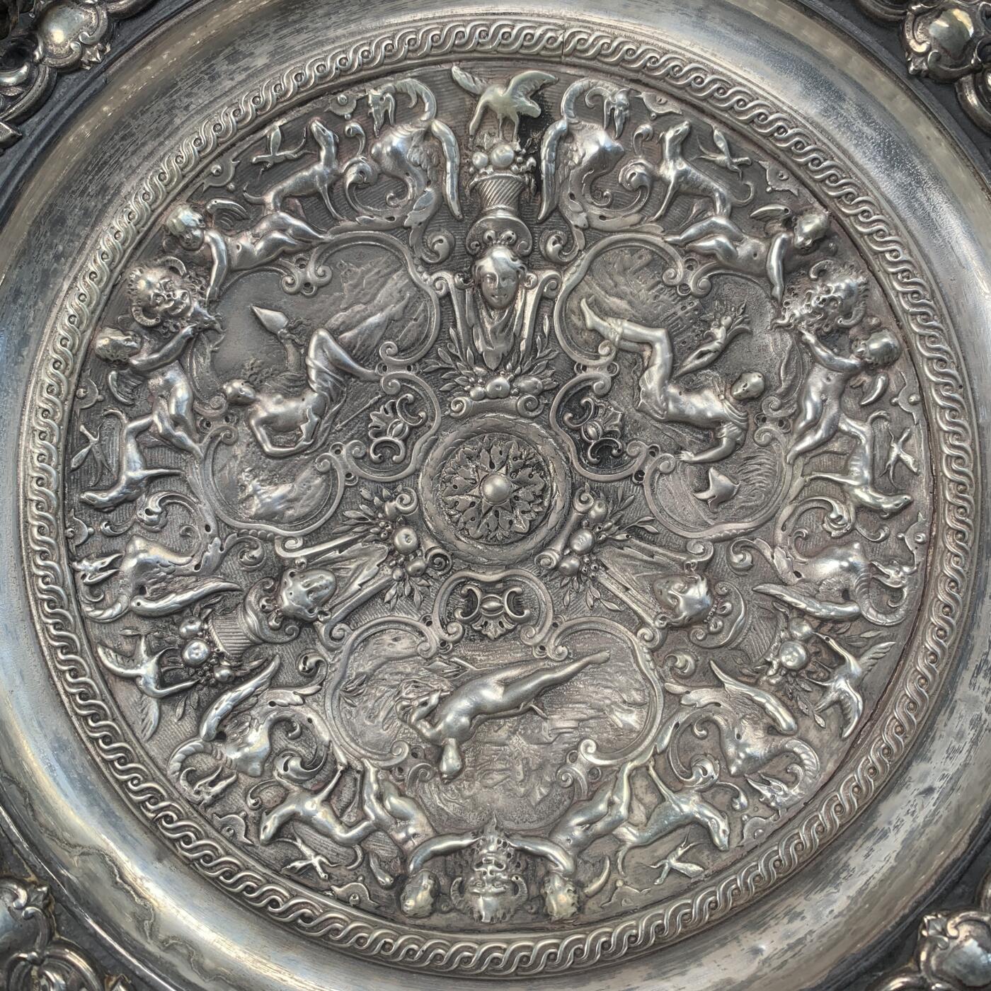 掌中浮雕-藏着的欧洲第041场 英国高浮雕镀银铜盘（带提手），从装饰风格看很可能是英国Elkington公司的产品，直径约21厘米