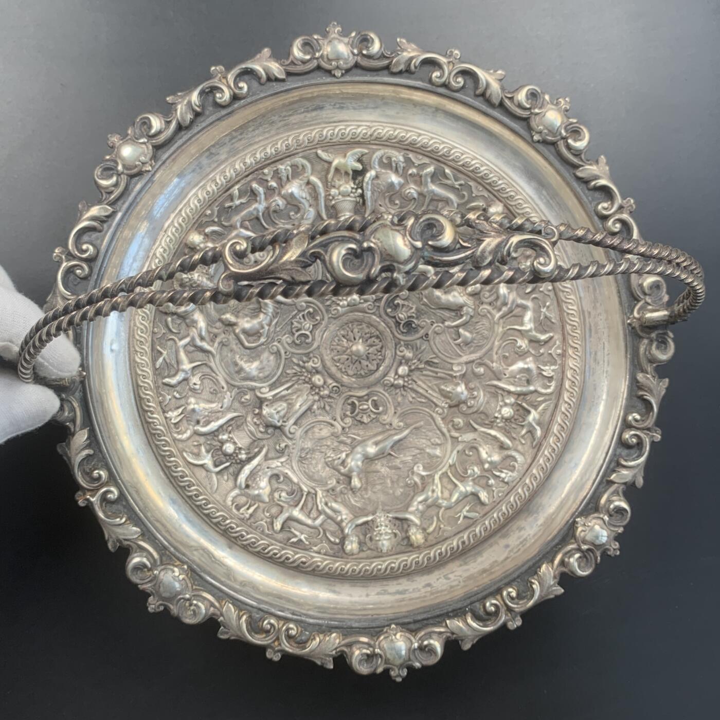 掌中浮雕-藏着的欧洲第041场 英国高浮雕镀银铜盘（带提手），从装饰风格看很可能是英国Elkington公司的产品，直径约21厘米