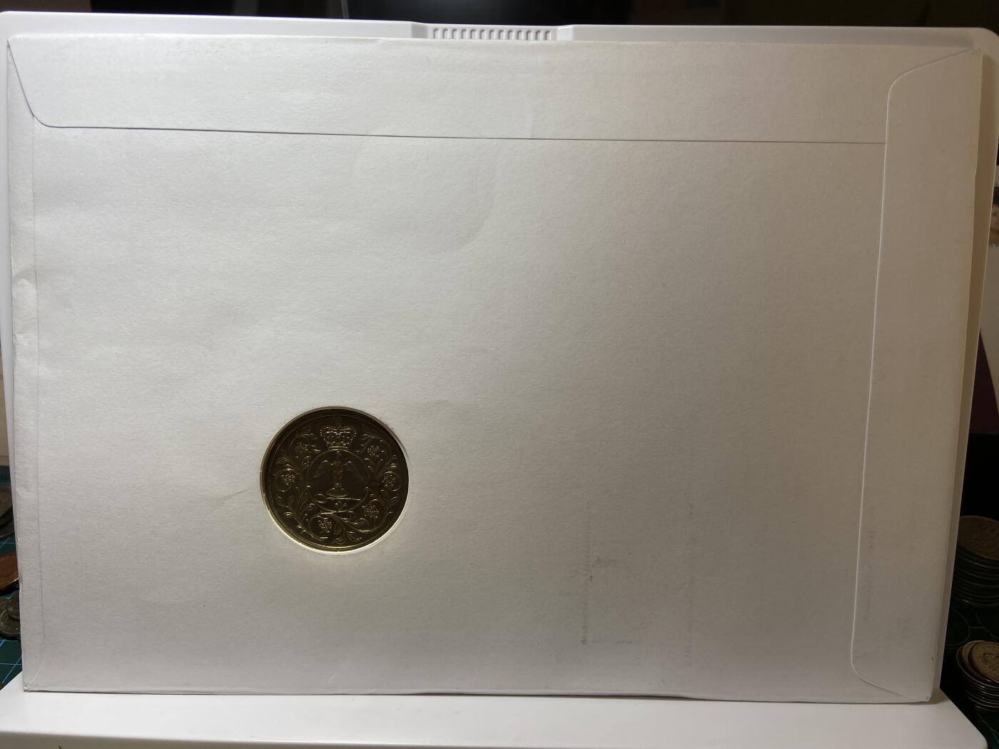 2025年第一百二十八场(总第一百五十四场）外国好品散币、邮币封和邮票场(免佣金) 大型邮币封–英国🇬🇧1977年纪念币(2002年伊丽莎白二世登基50周年金禧纪念封)