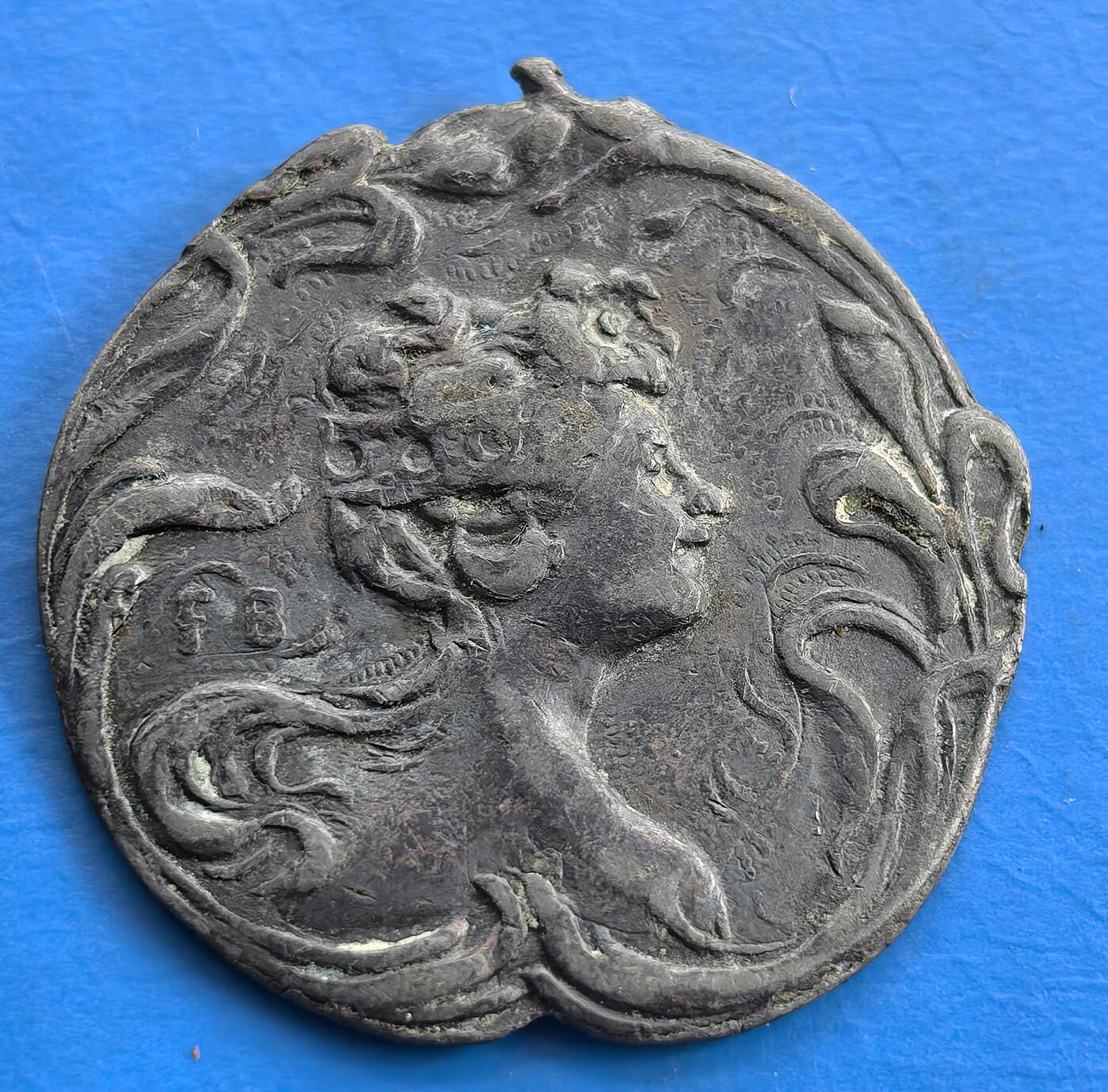 外国优质老铜币银币，周六九点倒数截拍，满百包邮，可寄存半年，喜欢朋友微信扫描二维码可直接参拍 国外早期美女纪念章，直径24.6mm,重4.4克