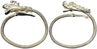 北京阿城哥拍卖2025年秋季拍卖会 - 清末民初银质龙纹花丝手镯一对，宽：80mm，总重量：75.3g，手镯采用填丝、垒丝、穿丝工艺精制而成，以龙为形，首尾衔接，张牙吐珠，龙鼻高隆，龙须及鬃毛向后飘扬，颇有意气风发之态，设计巧妙，做工精细，具有较高的艺术观赏价值，其时作为贵族妇女佩戴佳品，其中一件龙首底部打“REAL”款，均为近未使用品