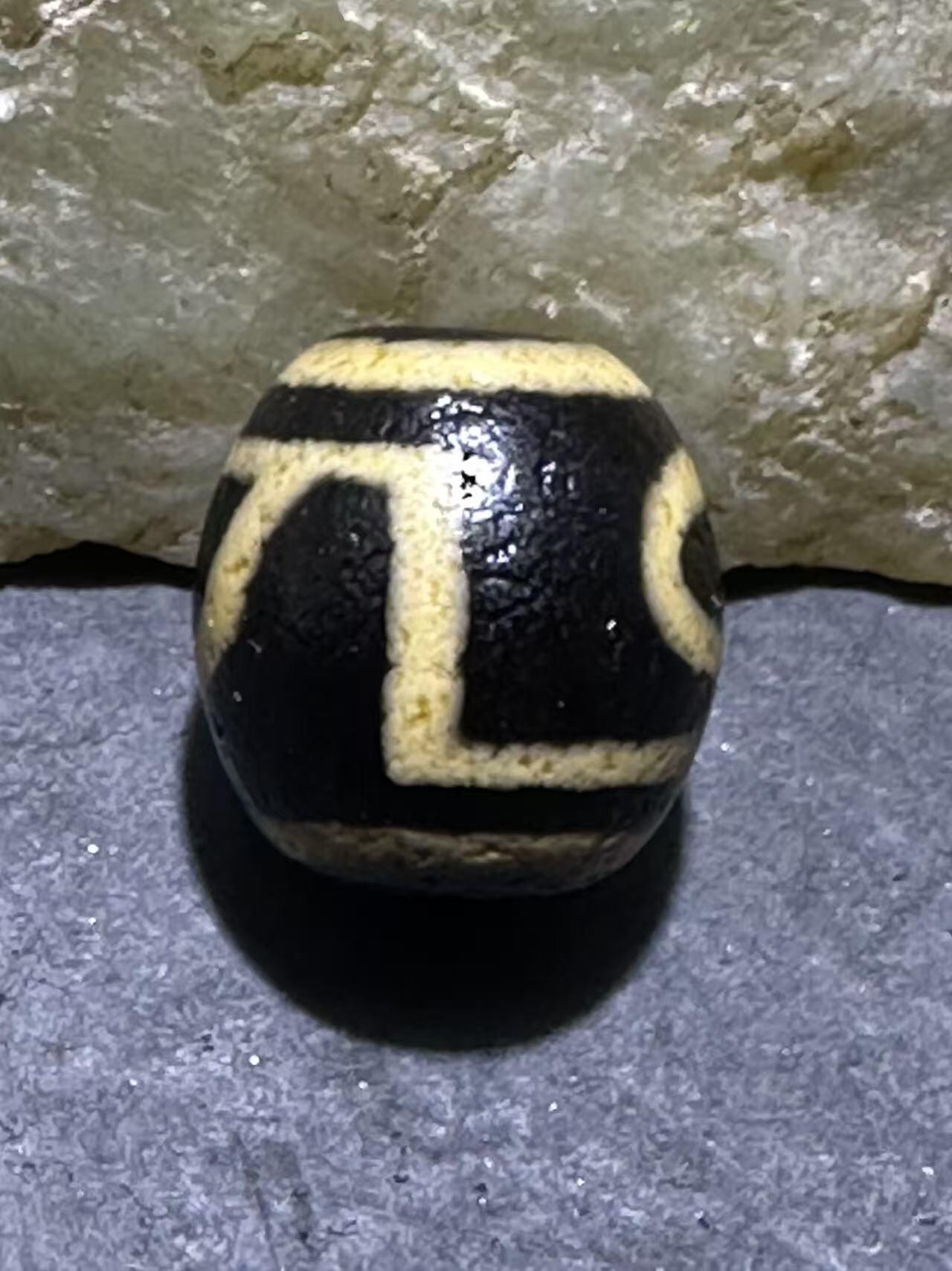 仅此一颗，精品藏传一眼靠山玛瑙天珠一颗，，