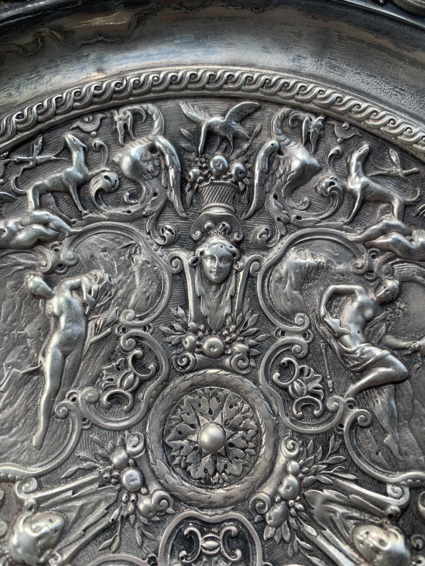 掌中浮雕-藏着的欧洲第041场 英国高浮雕镀银铜盘（带提手），从装饰风格看很可能是英国Elkington公司的产品，直径约21厘米