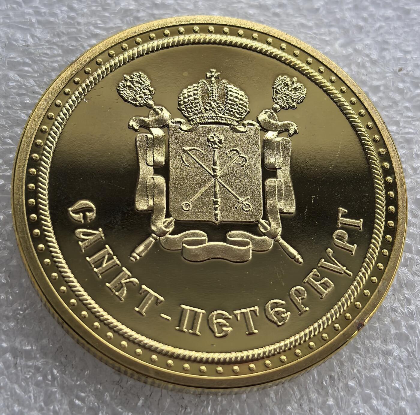 外国优质老铜币银币，周六九点倒数截拍，满百包邮，可寄存半年，喜欢朋友微信扫描二维码可直接参拍 阿芙乐尔号巡洋舰精制纪念章带原包装 直径39.6mm，重29克