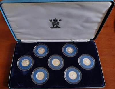 ❤️【币观天下】❤️ 第330期钱币拍卖- 2025.11.14周五晚上6点半场-长期征集拍品 - 稀少的泽西岛1991--1994船镑精制银套币 1991年翠克勒尔号、道格拉斯号，1992年泽西印玺和赫比号，1993年双子星号和世纪号，1994年坚定号 一套七枚，皇家铸币厂原装盒子，94年以后泽西再未发行一镑银币