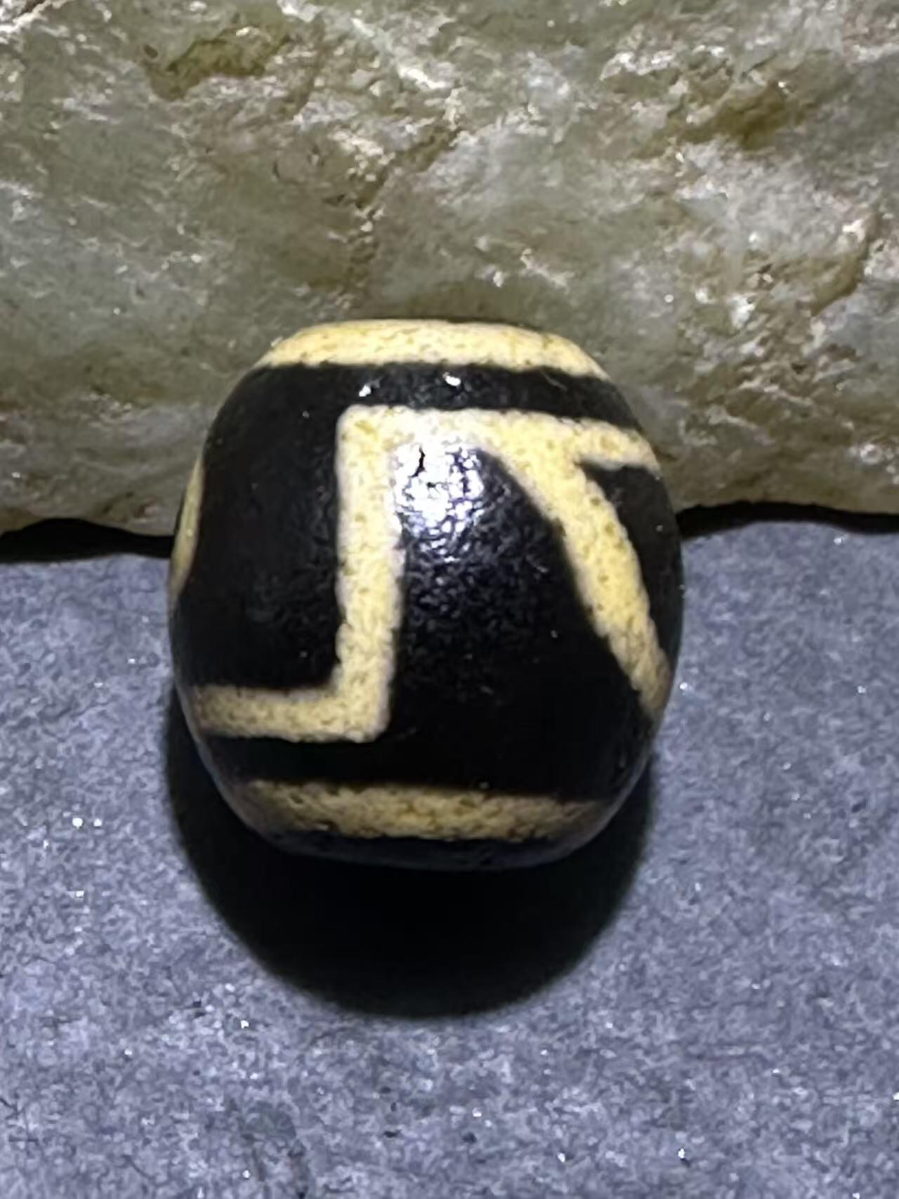 仅此一颗，精品藏传一眼靠山玛瑙天珠一颗，，