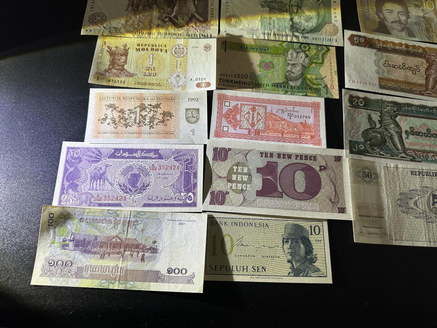 《外钞收藏家》第五百八十四期（优质场）（本平台长期征集拍品、欢迎藏友们联系合作） 26张纸币一起 有新有旧 品相如图