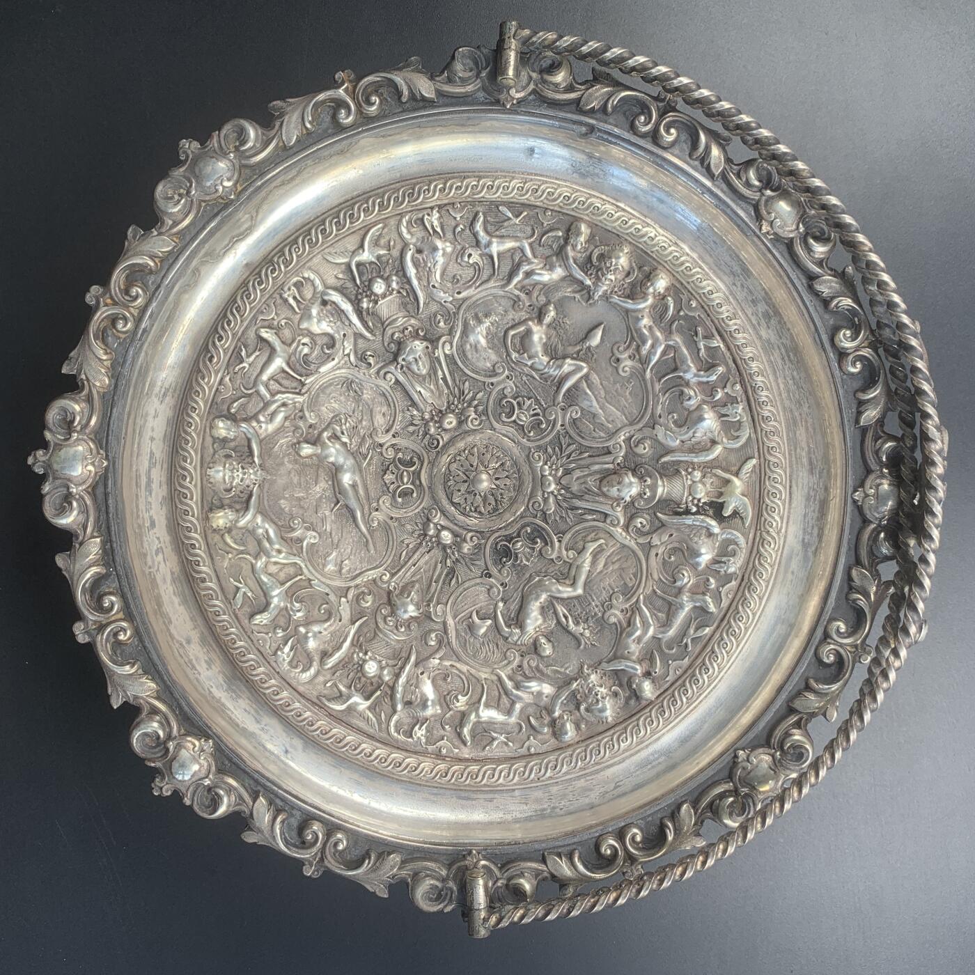 掌中浮雕-藏着的欧洲第041场 英国高浮雕镀银铜盘（带提手），从装饰风格看很可能是英国Elkington公司的产品，直径约21厘米