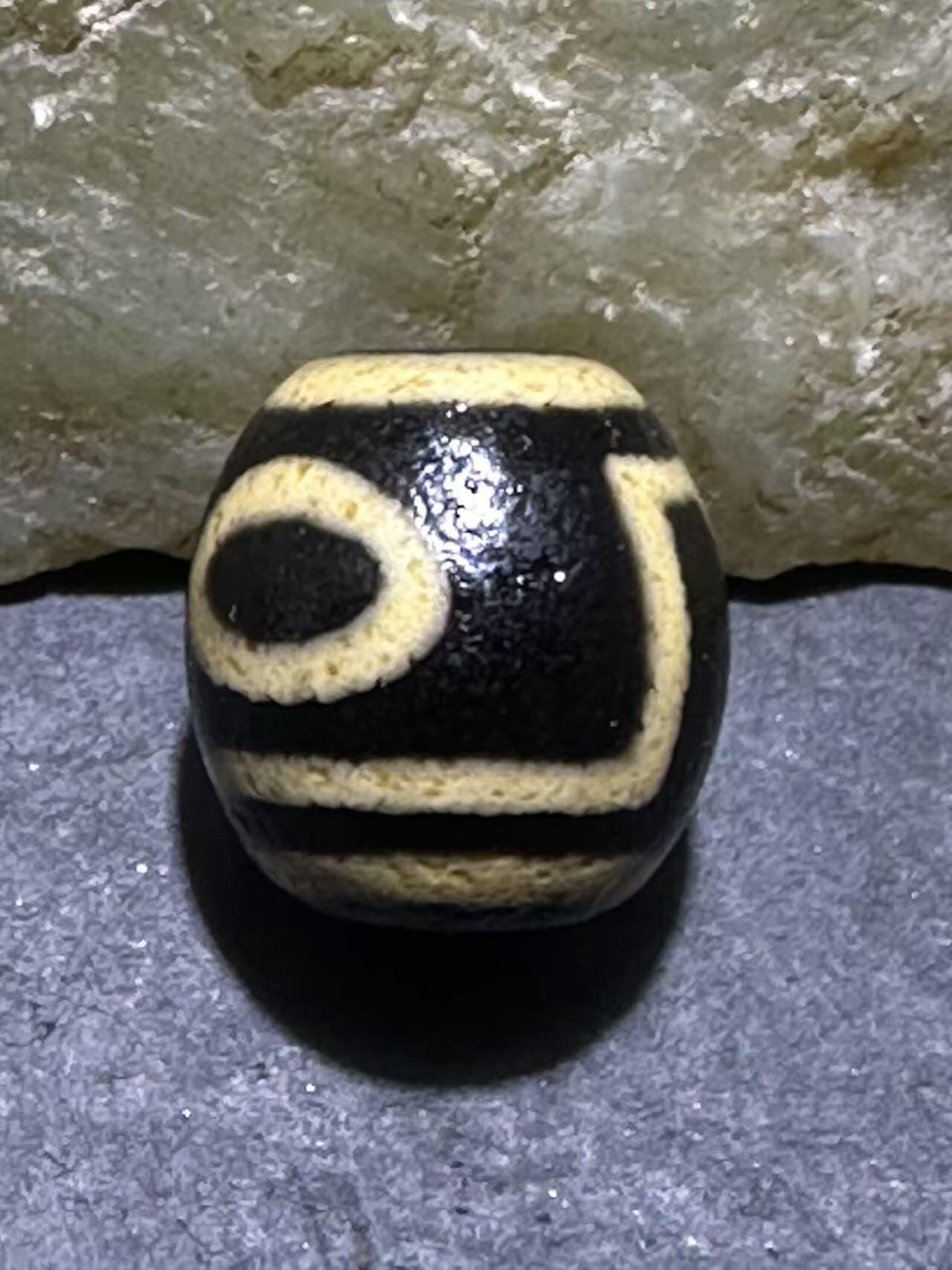 仅此一颗，精品藏传一眼靠山玛瑙天珠一颗，，