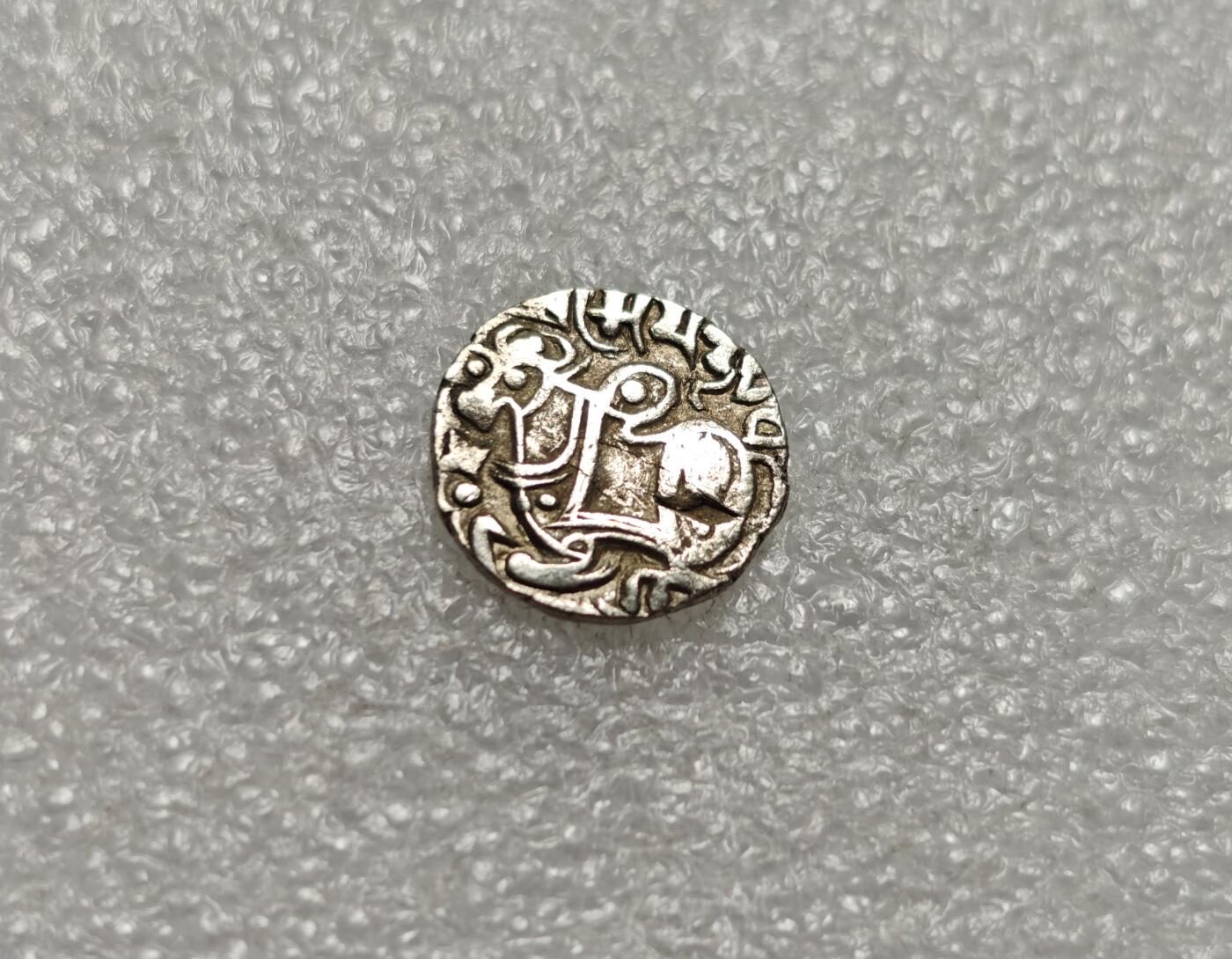 瓶子🏺第216期拍卖会  公元750-900年沙希王朝牛瘤骑士打制银币