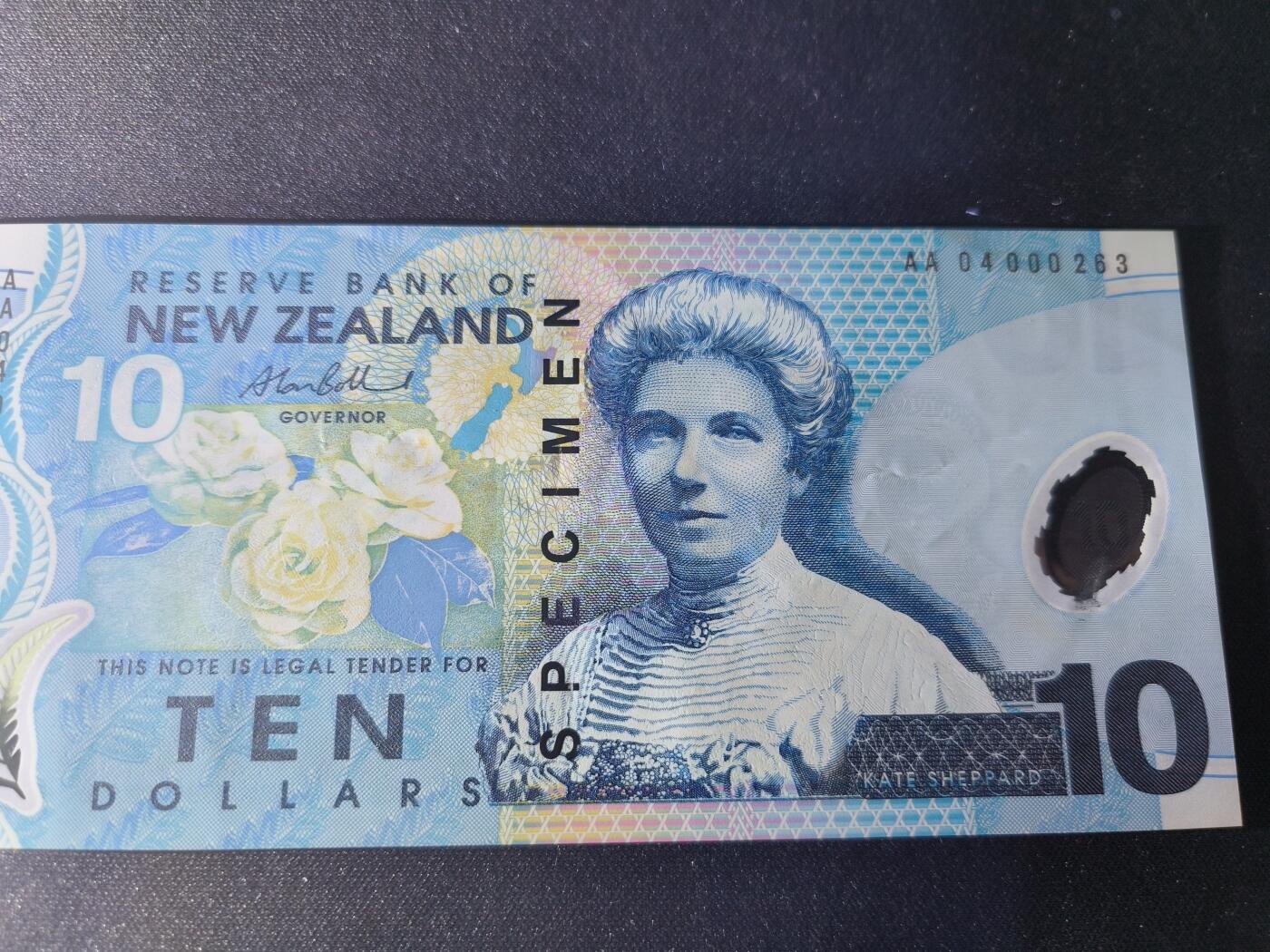 世界靓号纸钞第七十七期 2004年新西兰5 10 20 50 100元 首发AA冠 百位号263号 全套都打上了样票的字样 有轻微瑕疵 