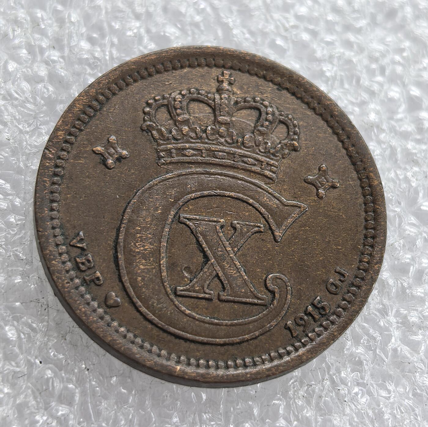 外国优质老铜币银币，周六九点倒数截拍，满百包邮，可寄存半年，喜欢朋友微信扫描二维码可直接参拍 丹麦皇冠版1915年2欧尔