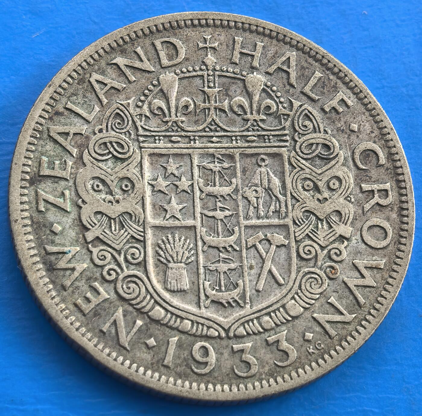 外国优质老铜币银币，周六九点倒数截拍，满百包邮，可寄存半年，喜欢朋友微信扫描二维码可直接参拍 新西兰1933年乔治五世国王毛利图腾半克朗银币