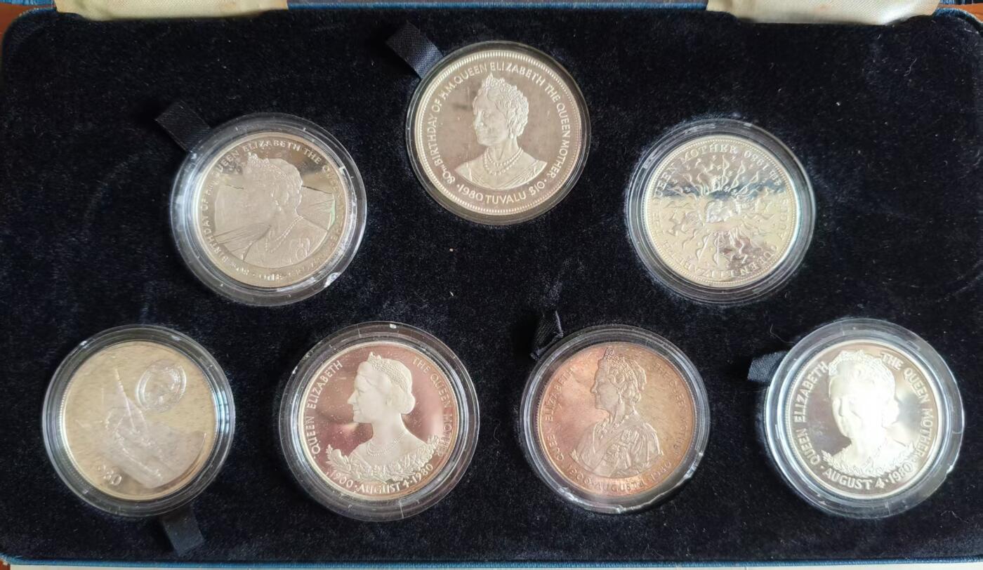 ❤️【币观天下】❤️ 第330期钱币拍卖- 2025.11.14周五晚上6点半场-长期征集拍品 1980年英联邦7国皇太后八十大寿克朗大银币套装 英国、根西、直布罗陀、图瓦卢、福克兰、特里斯坦打哭你呀和圣海伦娜 除了图瓦卢35克其他都是28.28克标准克朗，总重287克，有氧化，有一枚小圆盒坏了，会换一个原盒