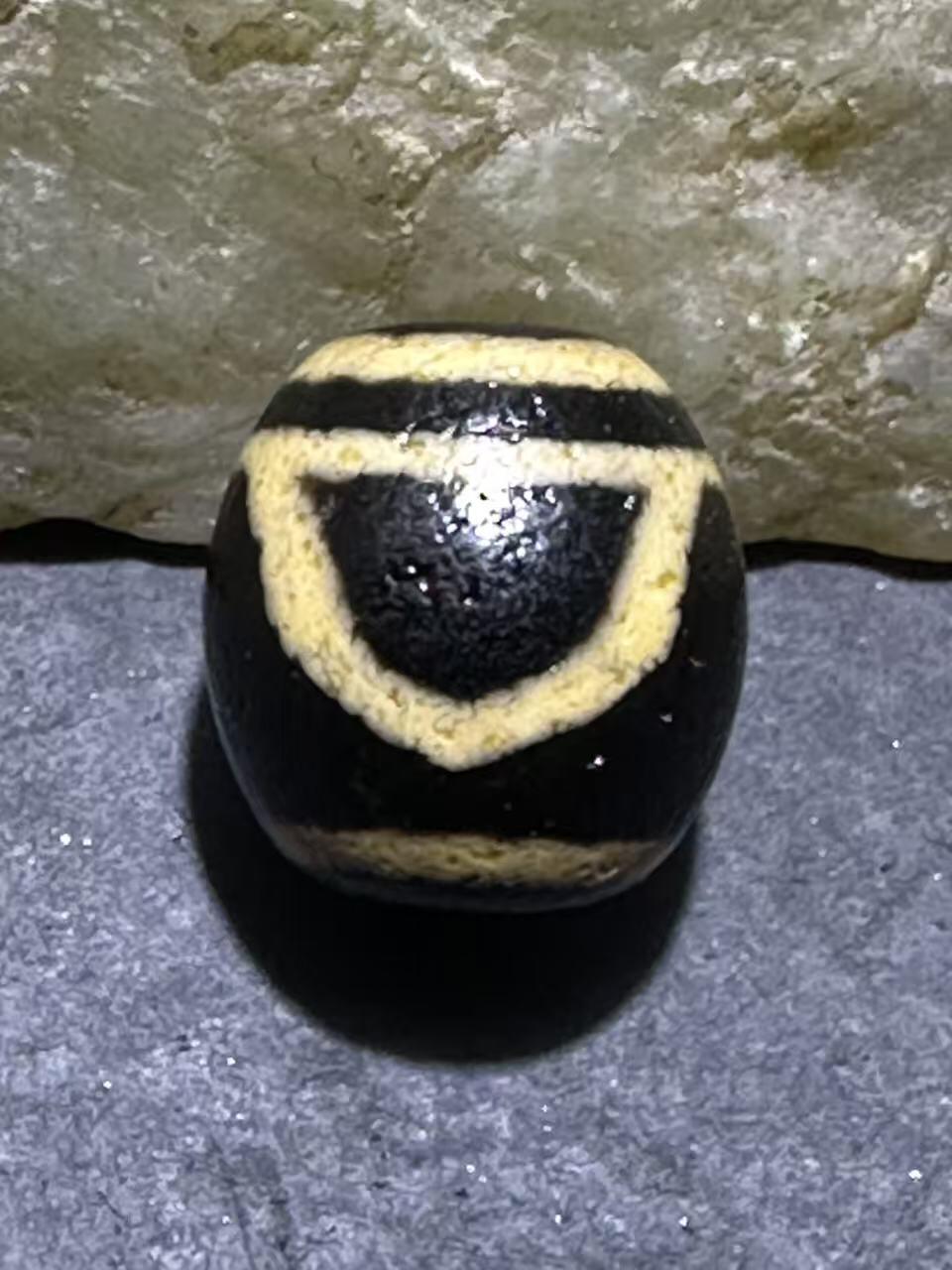 仅此一颗，精品藏传一眼靠山玛瑙天珠一颗，，