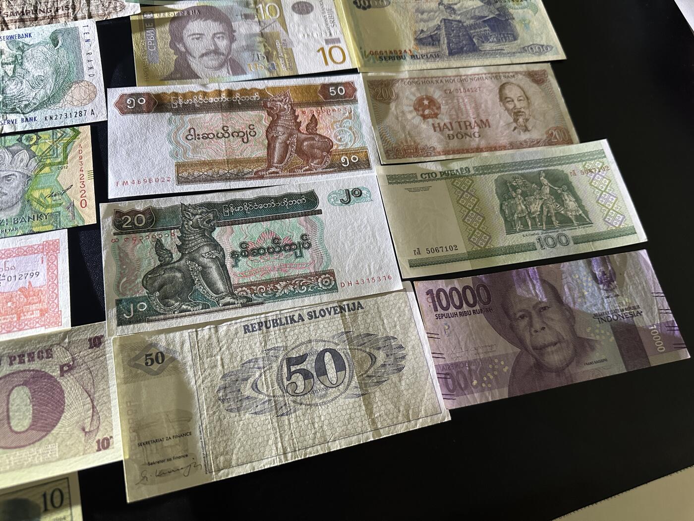 《外钞收藏家》第五百八十四期（优质场）（本平台长期征集拍品、欢迎藏友们联系合作） 26张纸币一起 有新有旧 品相如图