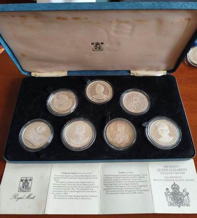 ❤️【币观天下】❤️ 第330期钱币拍卖- 2025.11.14周五晚上6点半场-长期征集拍品 - 1980年英联邦7国皇太后八十大寿克朗大银币套装 英国、根西、直布罗陀、图瓦卢、福克兰、特里斯坦打哭你呀和圣海伦娜 除了图瓦卢35克其他都是28.28克标准克朗，总重287克，有氧化，有一枚小圆盒坏了，会换一个原盒