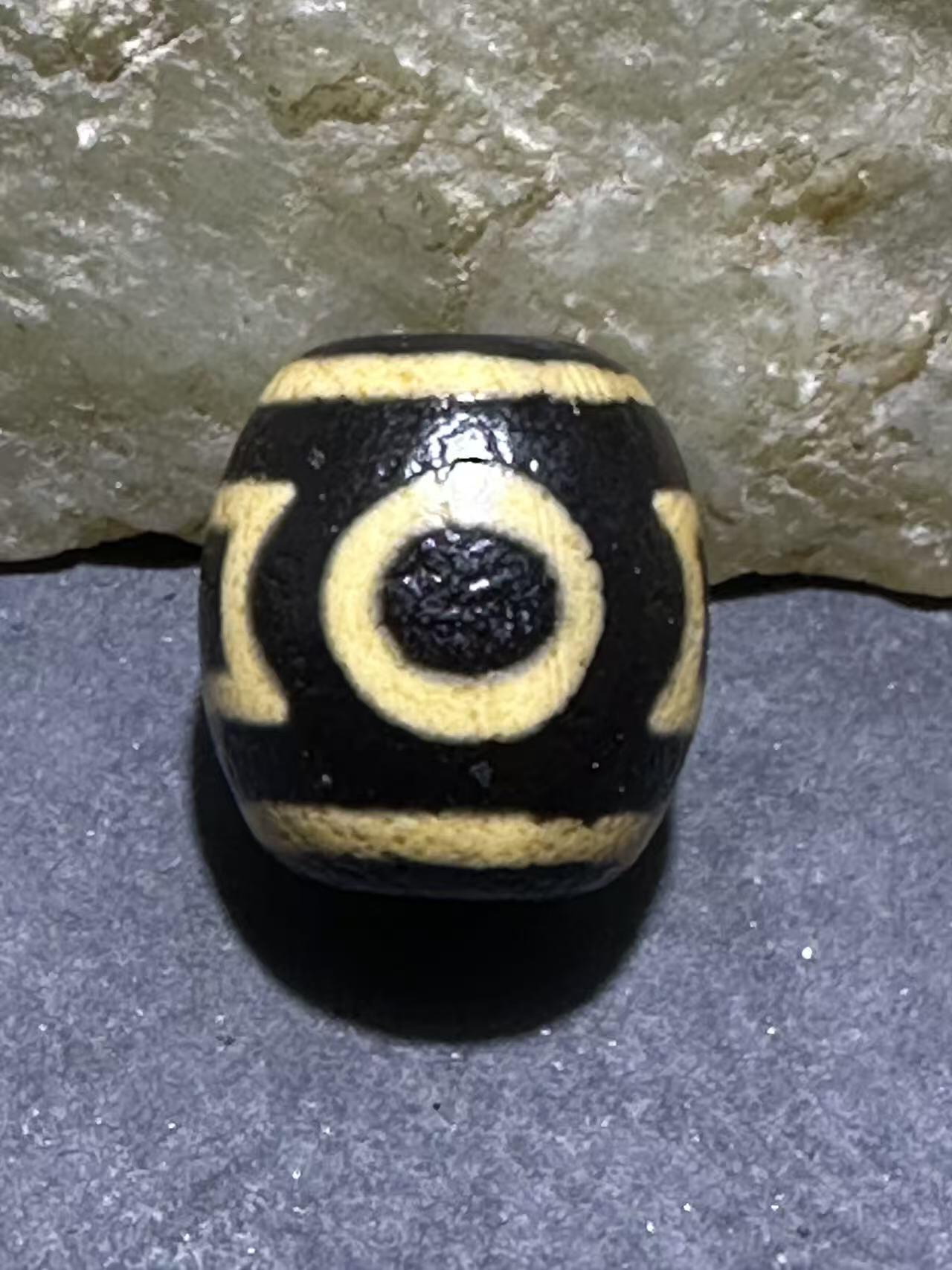 仅此一颗，精品藏传牙黄天地玛瑙天珠一颗，，