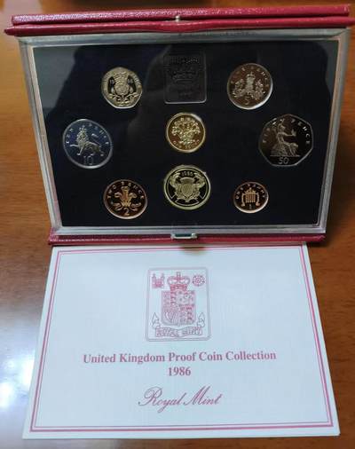 ❤️【币观天下】❤️ 第330期钱币拍卖- 2025.11.14周五晚上6点半场-长期征集拍品 - 英国1986年红盒奢华装PS精制套币 第一枚纯色两英镑纪念币英联邦运动会