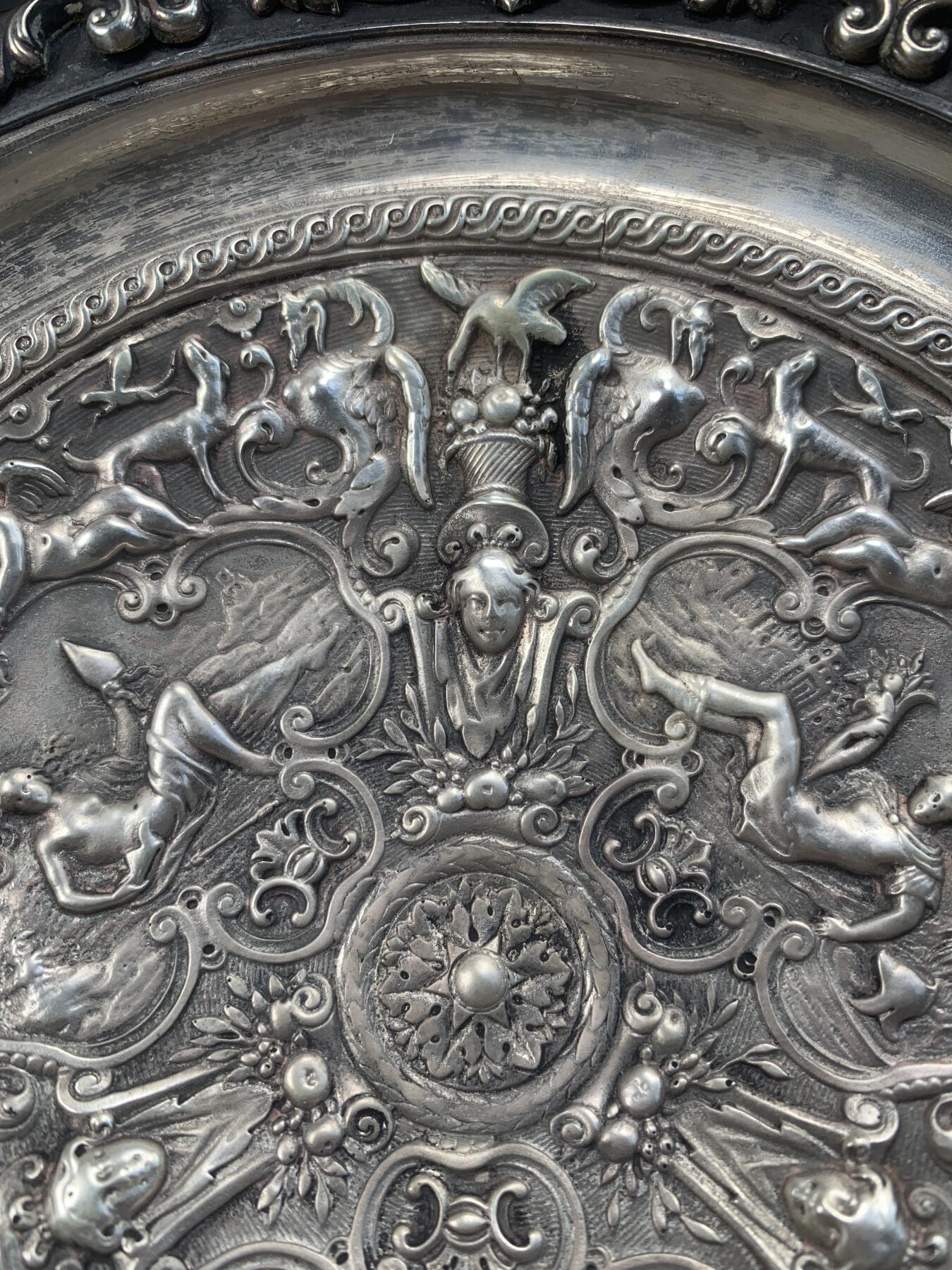 掌中浮雕-藏着的欧洲第041场 英国高浮雕镀银铜盘（带提手），从装饰风格看很可能是英国Elkington公司的产品，直径约21厘米