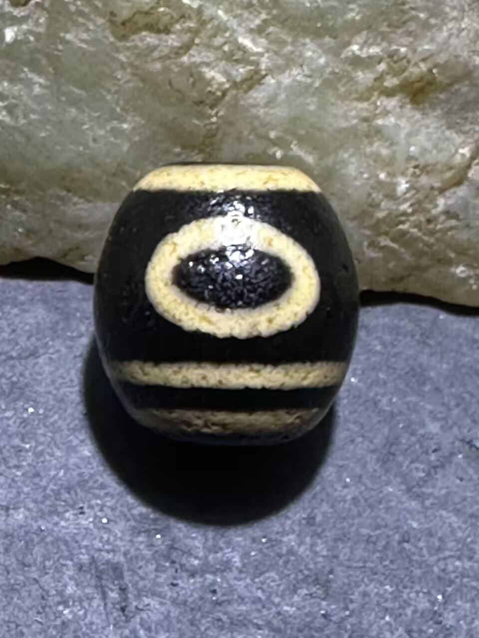 仅此一颗，精品藏传一眼靠山玛瑙天珠一颗，，