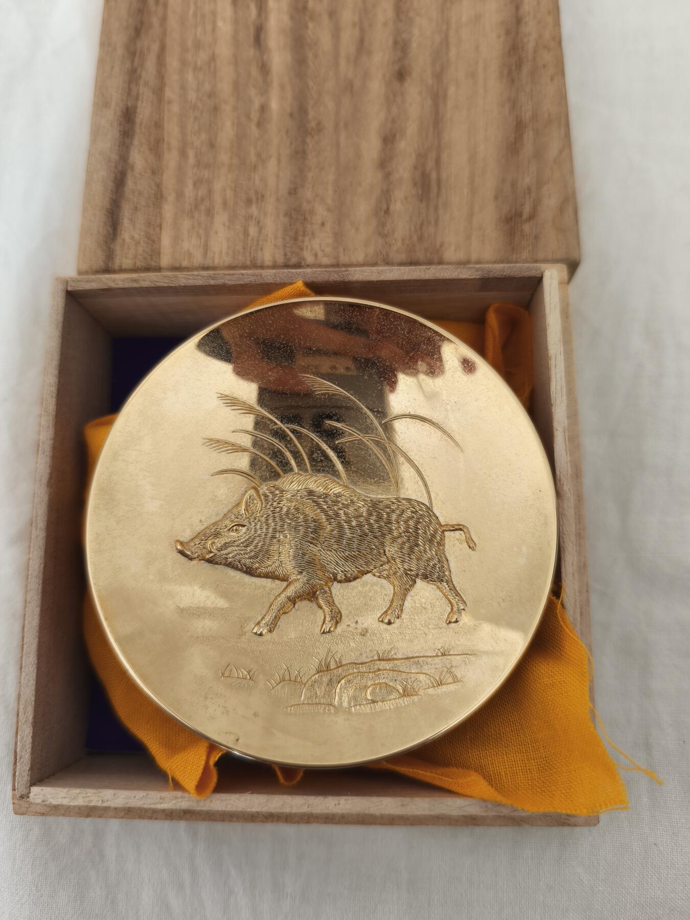 海外回流精品拍卖11.16 原盒全新高浮雕生肖猪金盏一只