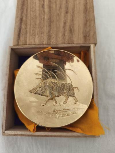 海外回流精品拍卖11.16 - 原盒全新高浮雕生肖猪金盏一只