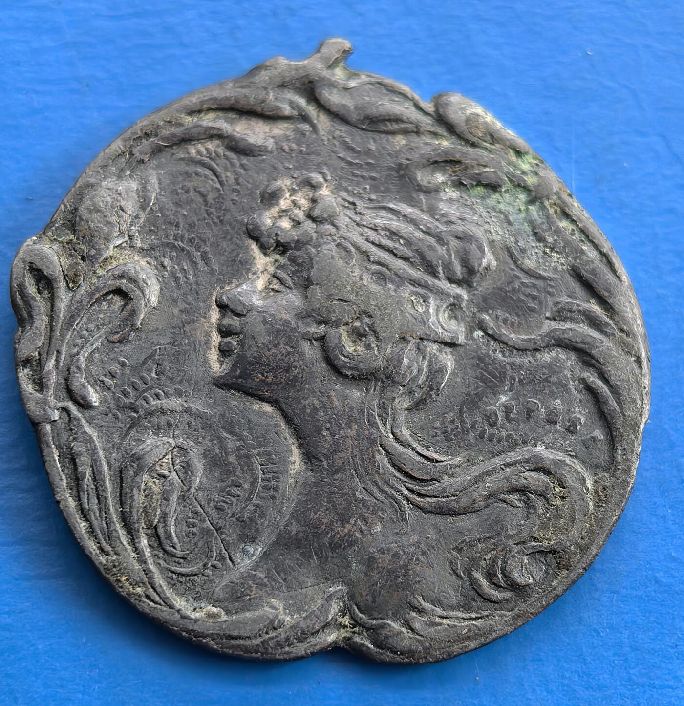 外国优质老铜币银币，周六九点倒数截拍，满百包邮，可寄存半年，喜欢朋友微信扫描二维码可直接参拍 国外早期美女纪念章，直径24.6mm,重4.4克