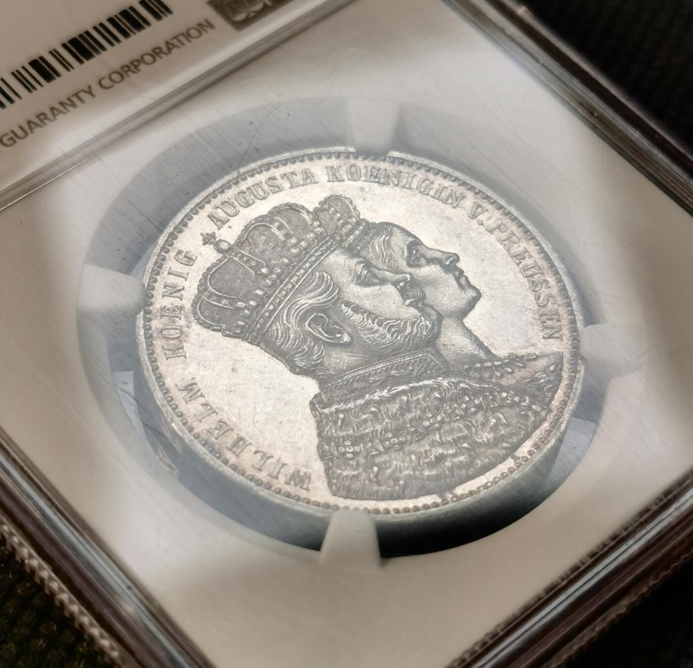 甄臻铺-世界币章拍卖（第39期）送拍享返佣金等优惠多多 NGC-UNCD 1861A德国普鲁士泰勒 威廉皇帝奥古斯塔皇后结婚纪念 底板有镜面效果 毛衣和皇冠很有特色