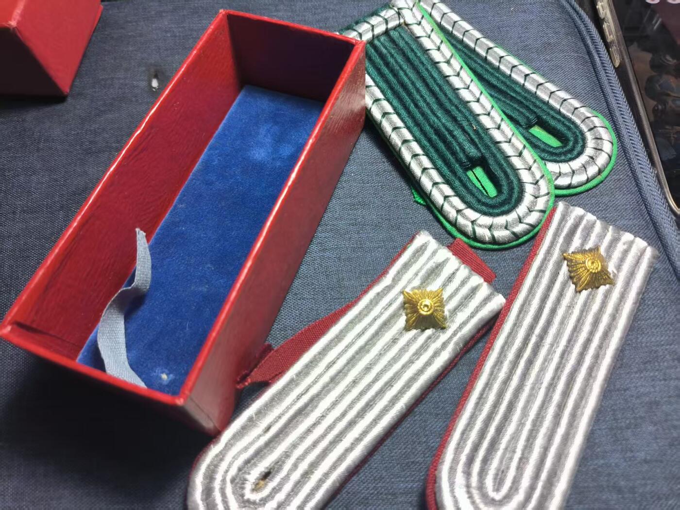 罗岚⭐爱藏⭐精品专拍第七场-分享拍场赚佣（周六有群拍，详细看简介） 民主德国人民军、边防警察定制肩章盒一套  国家安全部（史塔西）少尉 边防准尉警察肩章