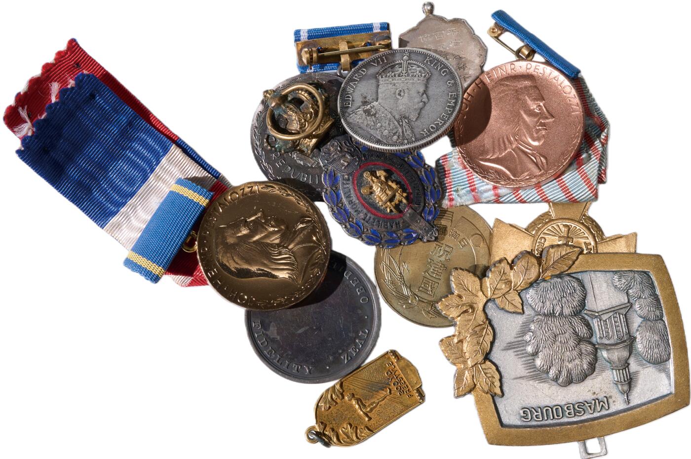 中新泰星2025年秋拍 徽章 纪念章及金银器专场 外国纪念章徽章十枚一组