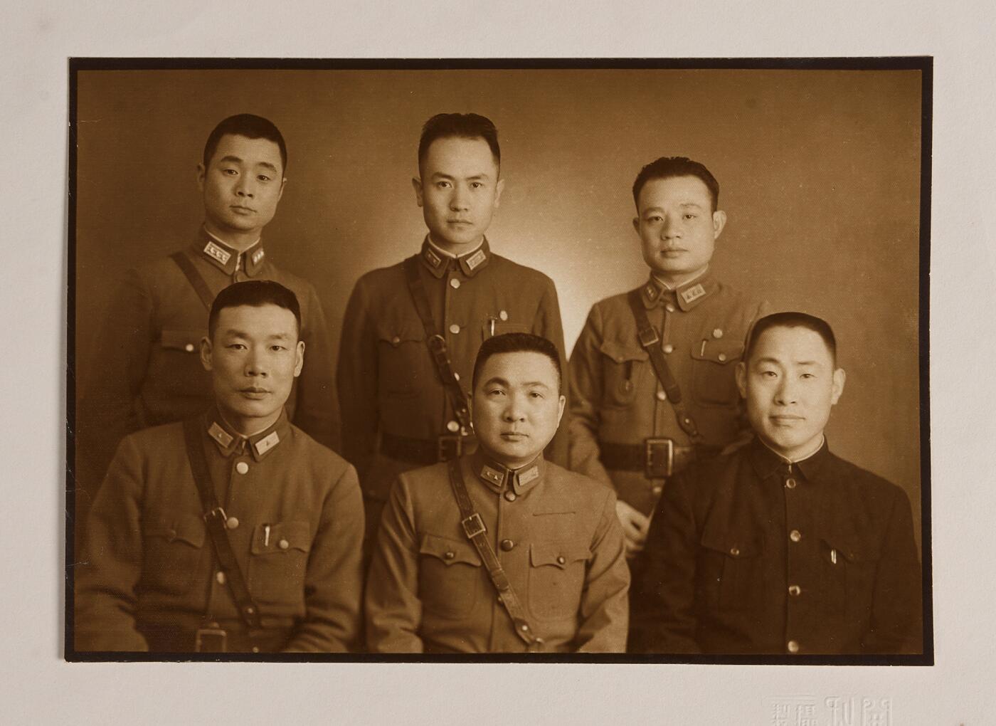 中新泰星2025年秋拍 徽章 纪念章及金银器专场 民国三十一年四月中国远征军军官赴缅纪念照片一张