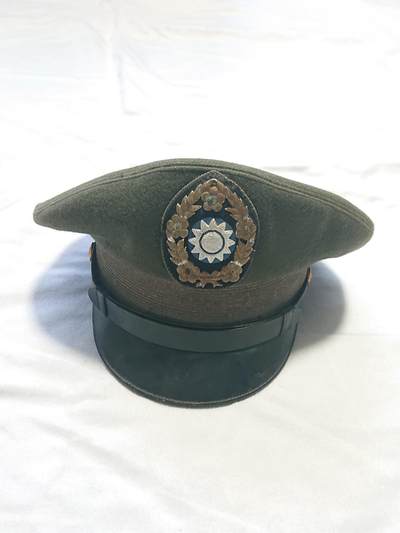 【第壹場】近代勋奖章徽章服饰杂项专场 - 民国陆军冬季草黄呢料大檐帽 第一制帽厂制造 头围约21-1/4英寸