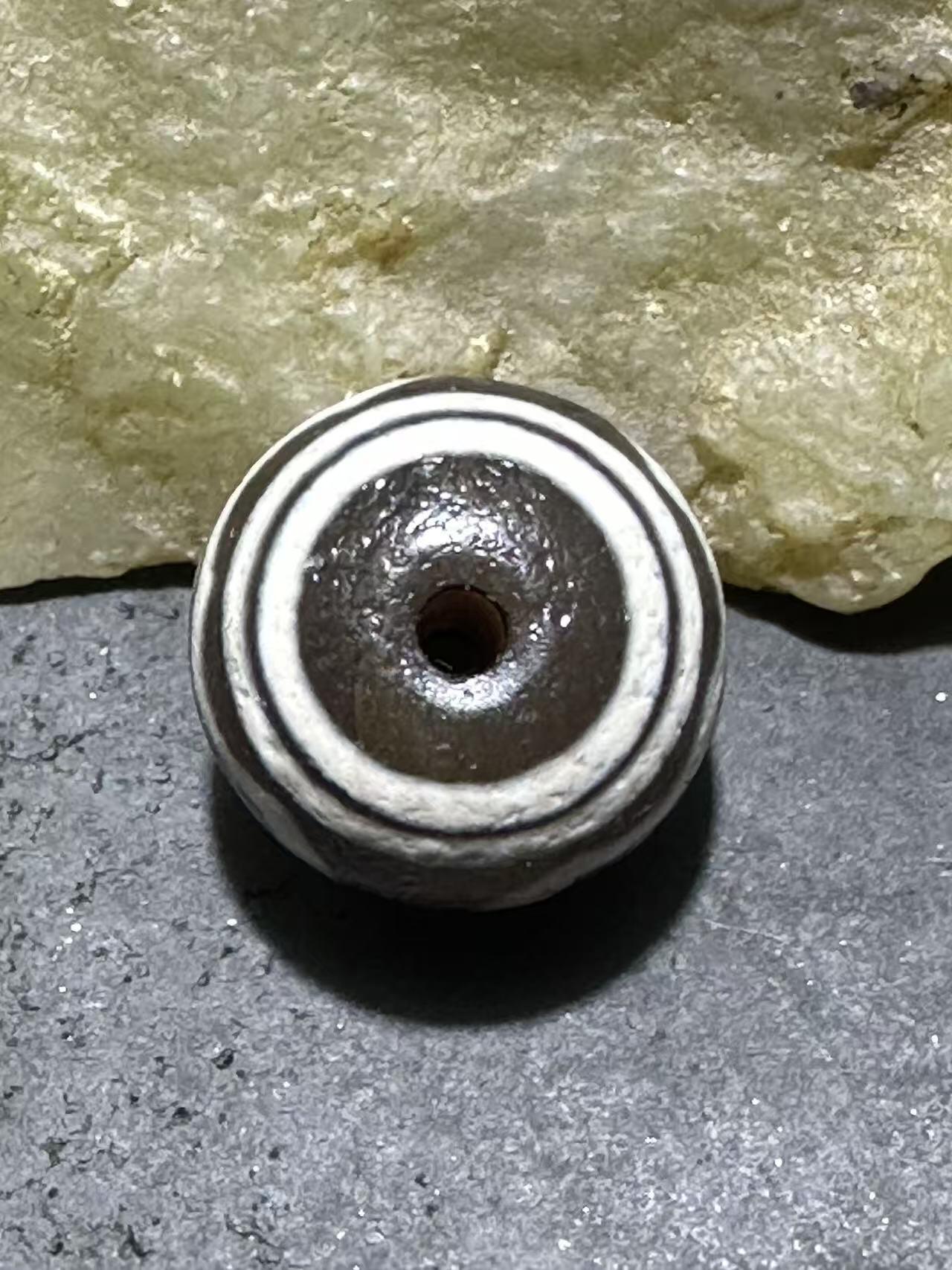 仅此一颗，精品藏传灰色大鹏天珠一颗，，