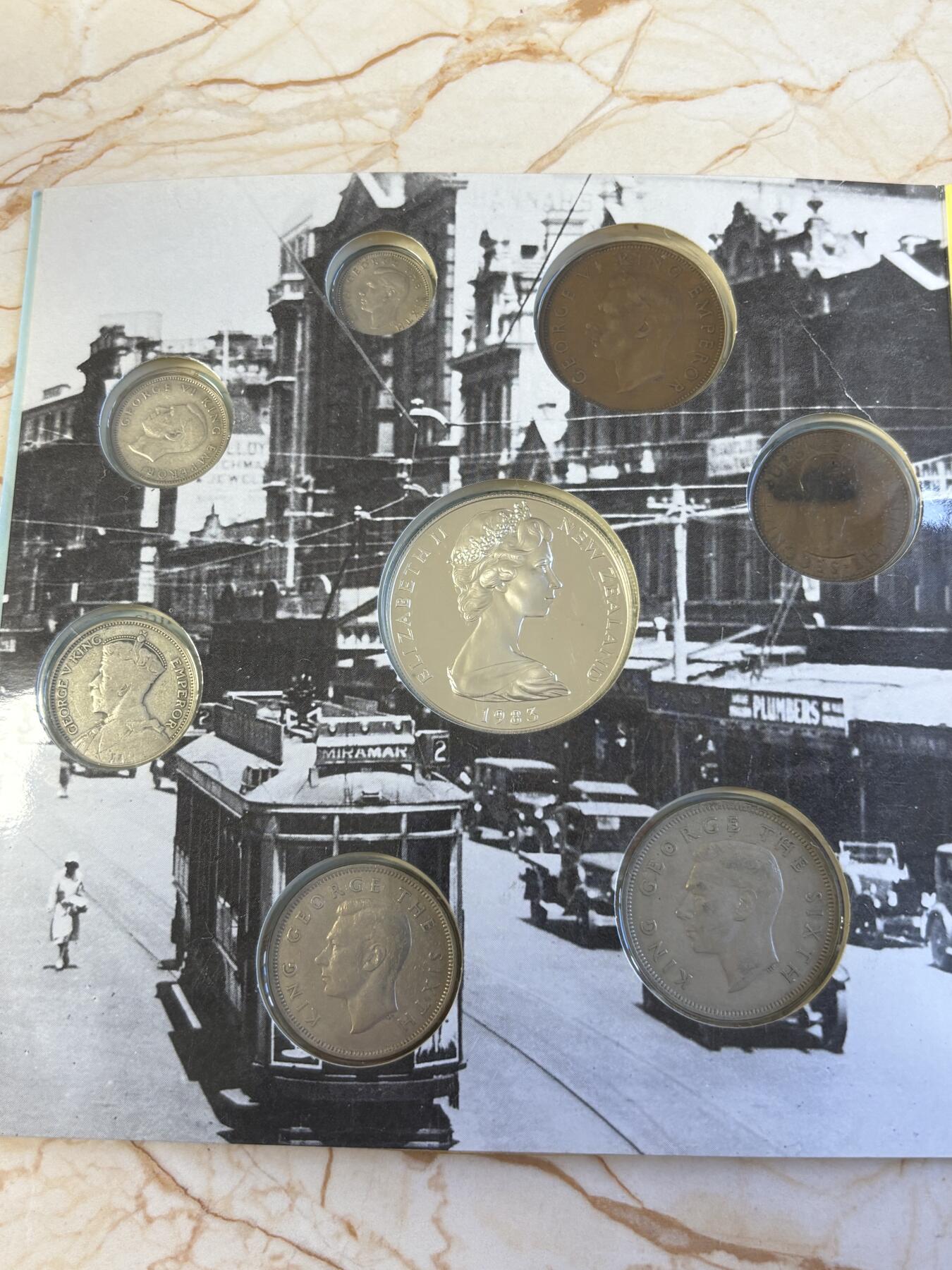 第181期拍卖 册装新西兰 1934-1983年 8枚精装套币 含2枚纪念银币，大银币含银925，重28.28克，1935年的含500银，5.65克，银价差不多340