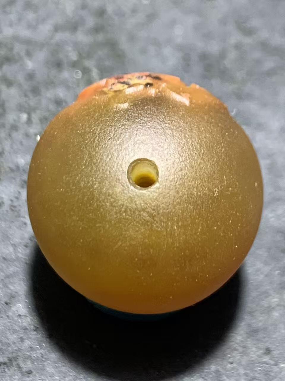 精美哑光冻料原皮战国红玛瑙手工雕刻佛字圆珠一颗！