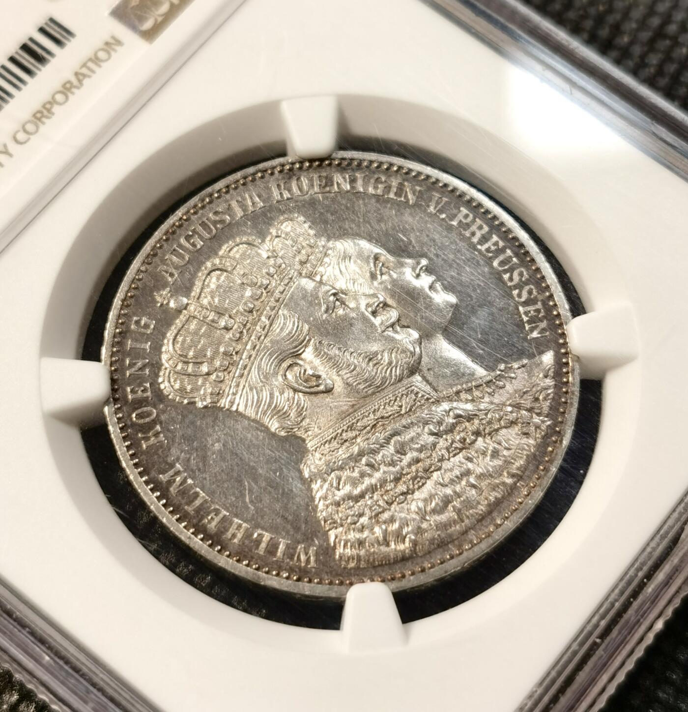 甄臻铺-世界币章拍卖（第39期）送拍享返佣金等优惠多多 NGC-UNCD 1861A德国普鲁士泰勒 威廉皇帝奥古斯塔皇后结婚纪念 底板有镜面效果 毛衣和皇冠很有特色